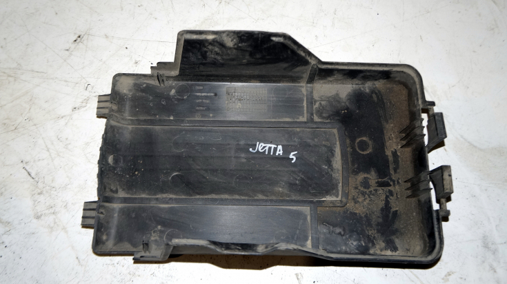 Крышка аккумулятора  1K0915443A для Фольксваген Джетта 5 / Volkswagen Jetta 5 в Самаре