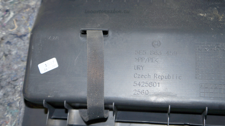 Накладка внутренняя на замок багажника  5E5863459 для Шкода Октавия А7 / Skoda Octavia А7 в Самаре