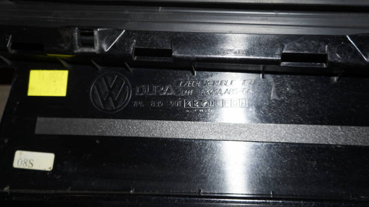 Уплотнитель резиновый рамки двери задней левой с молдингом хром 7P6839901 для Фольксваген Туарег / Volkswagen Touareg в Самаре