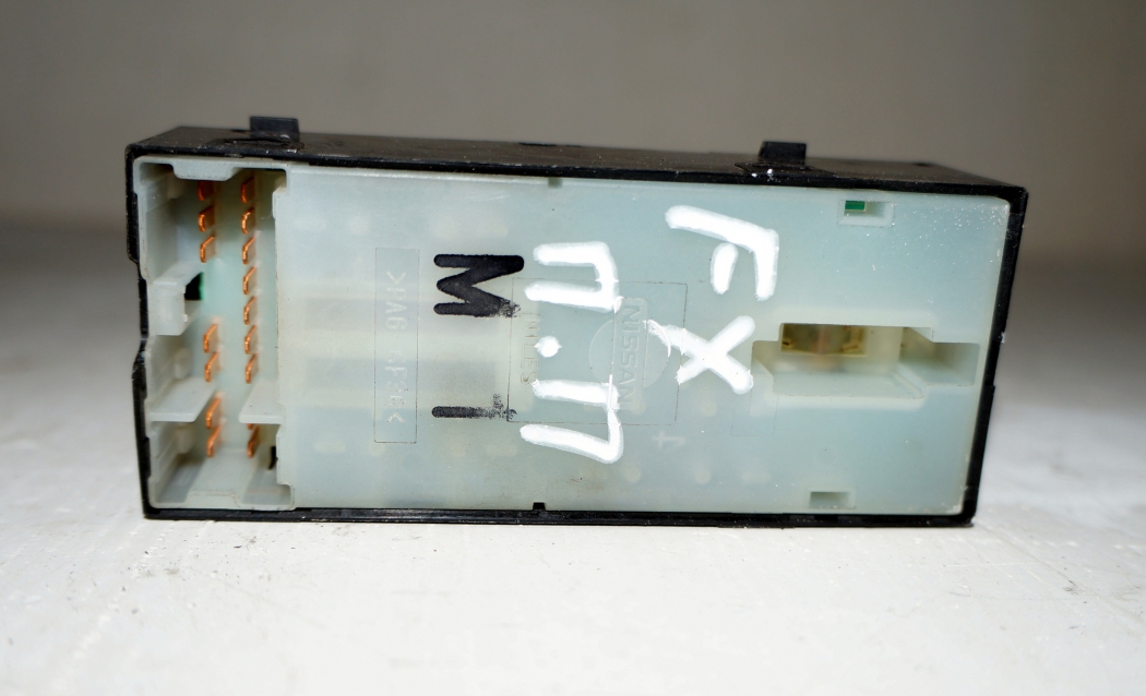 Блок кнопок управления электрическими стеклоподъемниками с пассажирской двери для Инфинити Ф икс 45 / Infiniti FX45 в Самаре