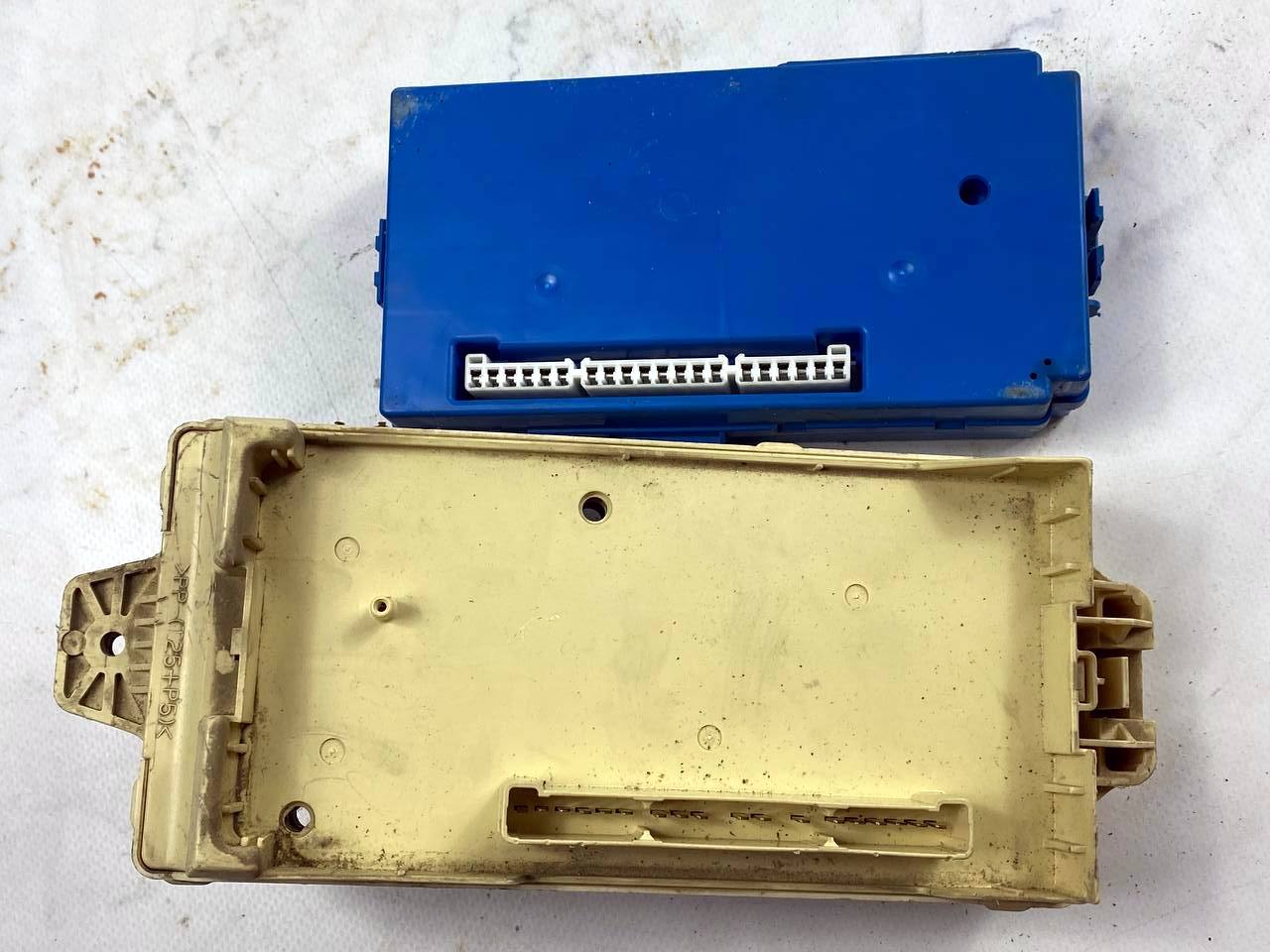 Блок предохранителей салонный для митсубиси паджеро 3 (1)