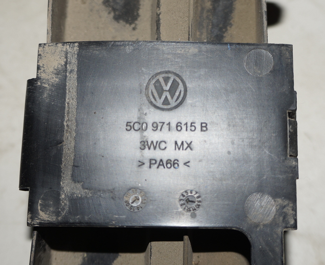 Кабель канал 5C0971615B Фольксваген Джетта 6 / Volkswagen Jetta 6 2011 - 2018 г.в. — изображение 3