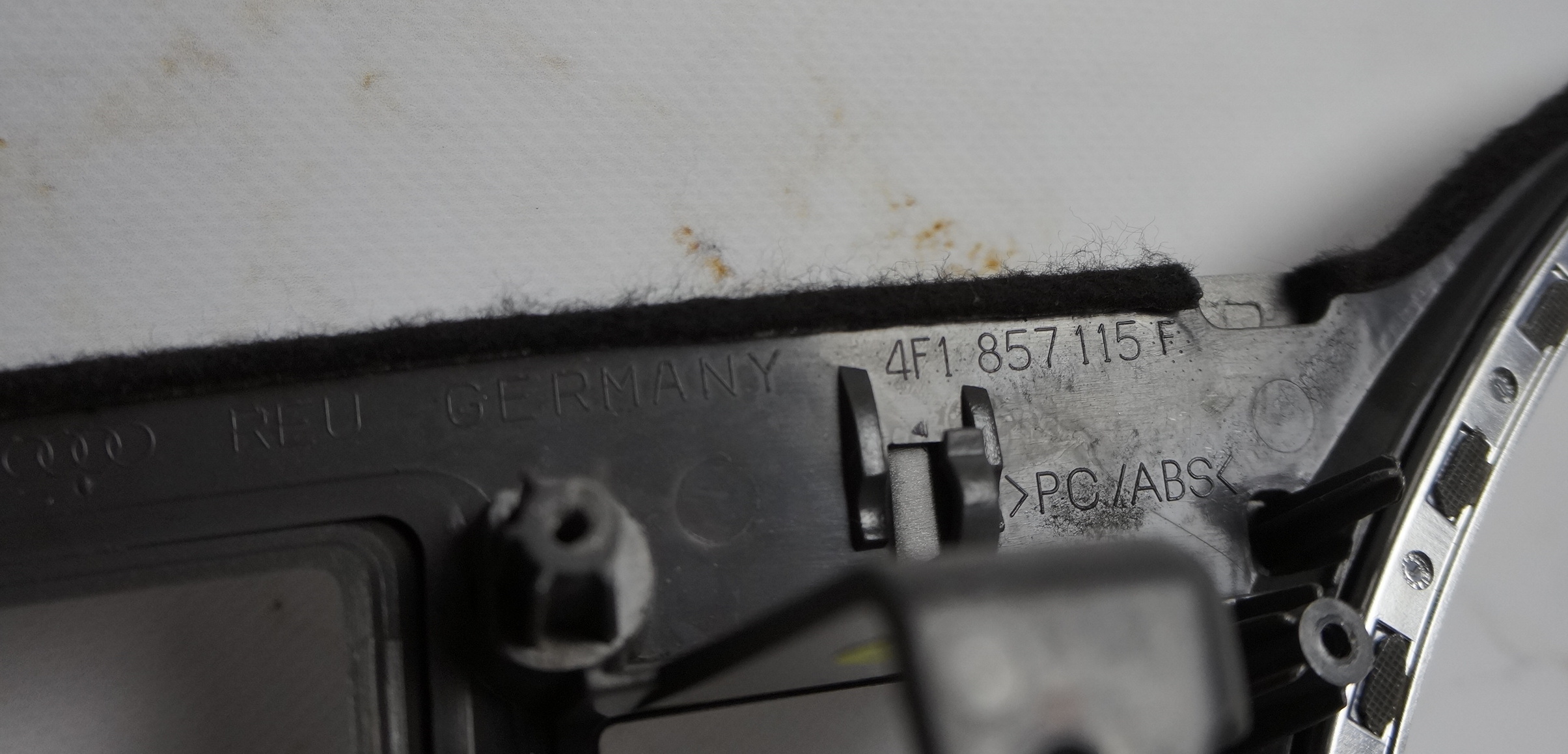Накладка внутренняя панели приборов 4F1857115F для Ауди А6 С6 / Audi A6 C6 2004-2008 г.в. — изображение 3