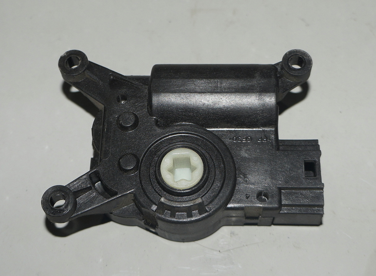Активатор заслонки печки 5Q0907511L для Фольксваген Джетта 6 / Volkswagen Jetta 6 2011 - 2018 г.в. — изображение 4