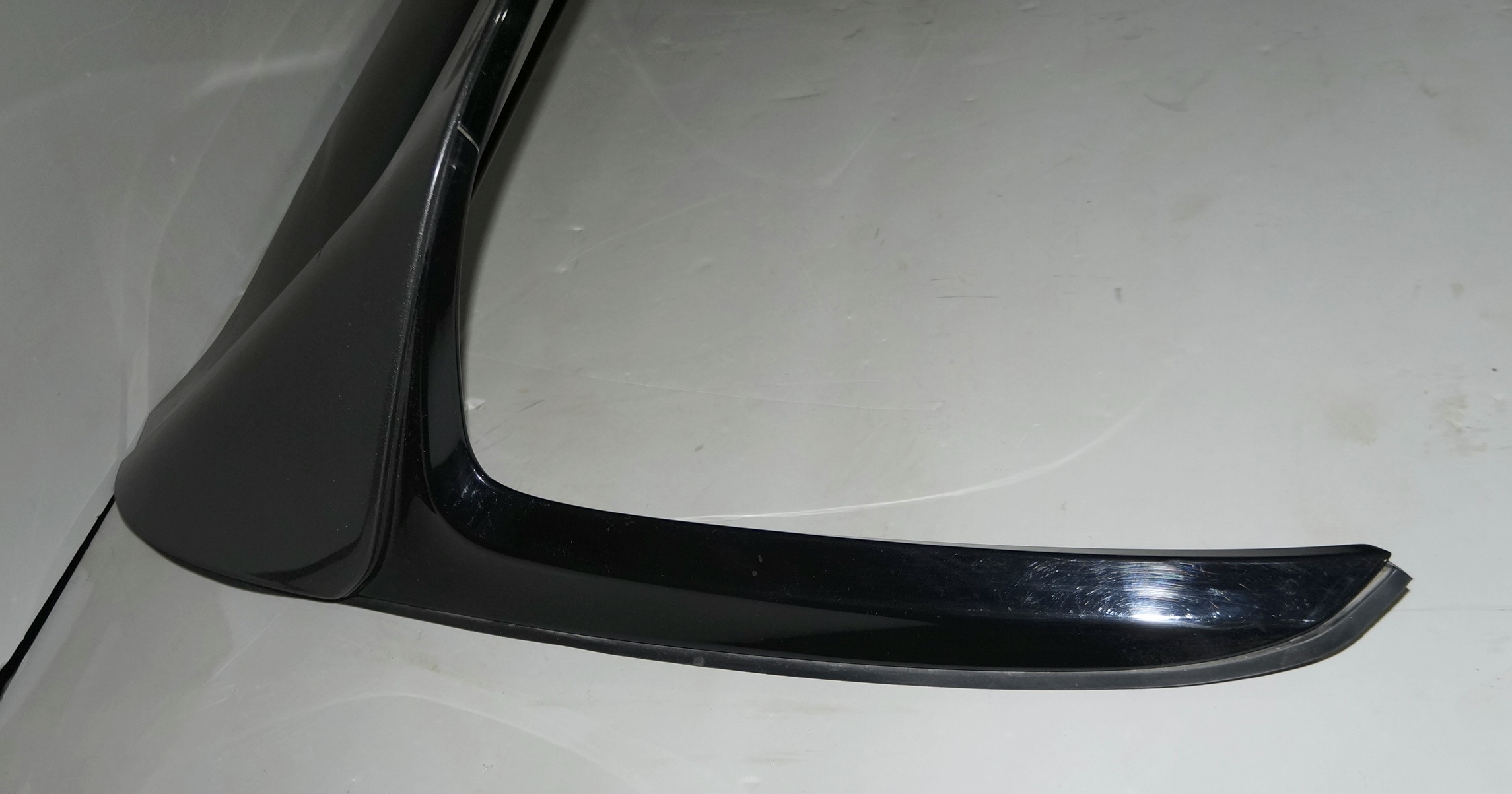 Спойлер двери багажника 6600114044 для Джили Кулрэй / Geely Coolray 2019—2024 — изображение 3