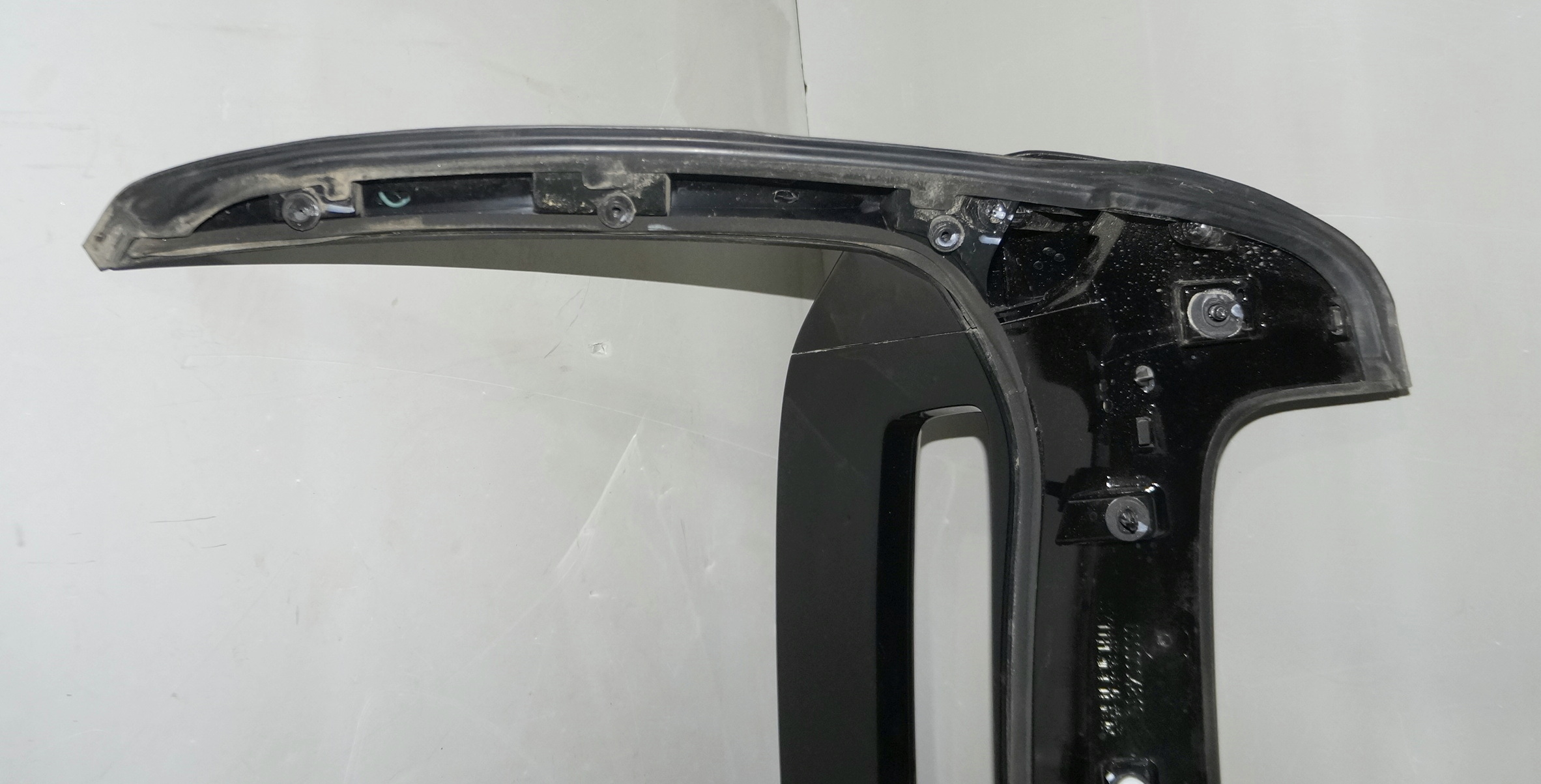 Спойлер двери багажника 6600114044 для Джили Кулрэй / Geely Coolray 2019—2024 — изображение 9