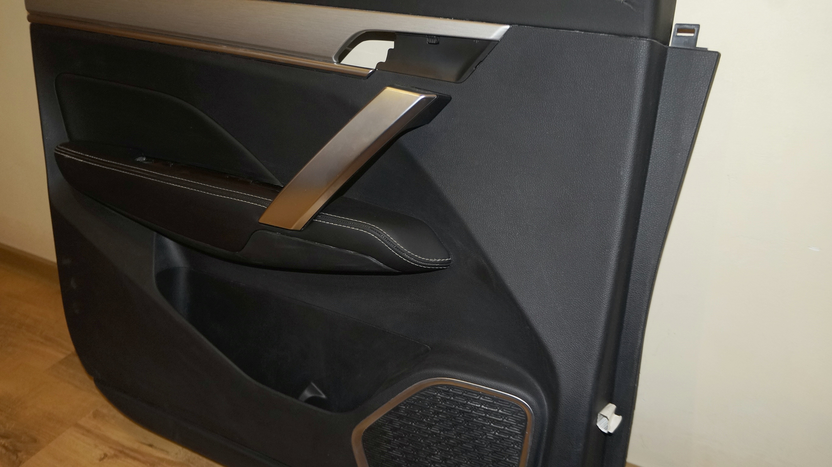 Обшивка двери передняя левая 6600152180 для Джили Кулрэй / Geely Coolray 2019—2024 — изображение 4
