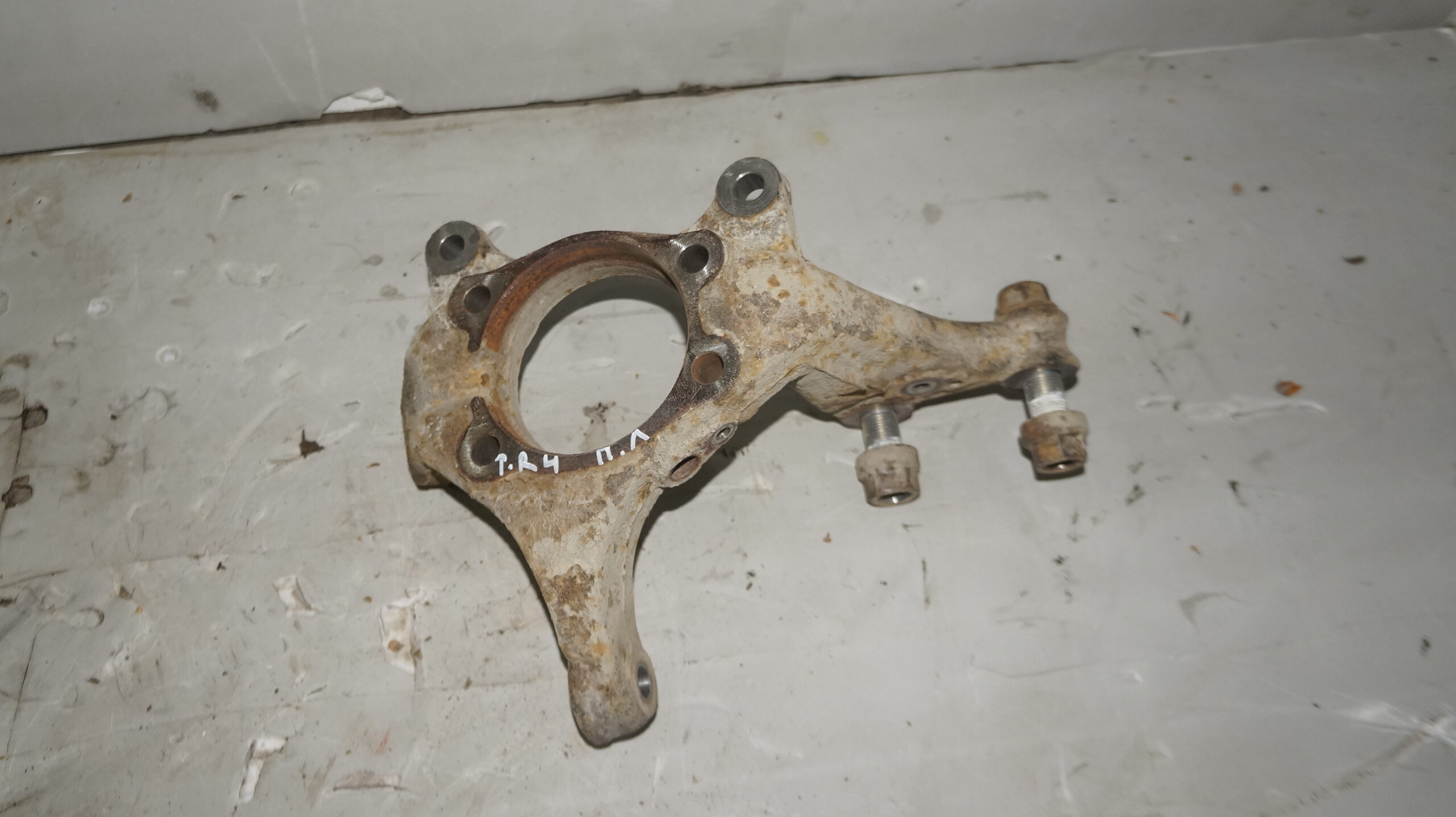 Кулак п лев тойота рав 4 16802119 (1)