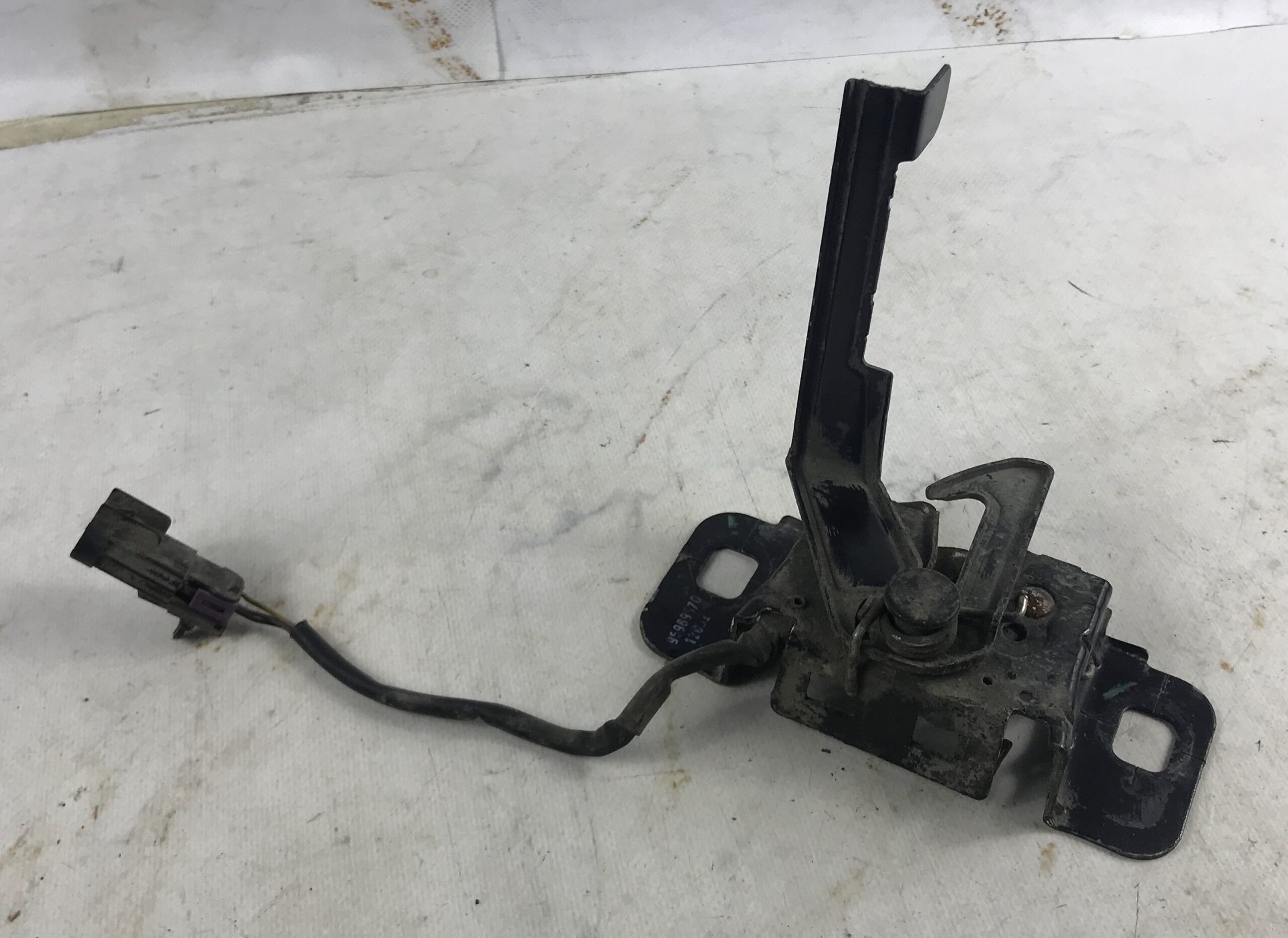 Замок капота шевроле круз 16904048 (1)