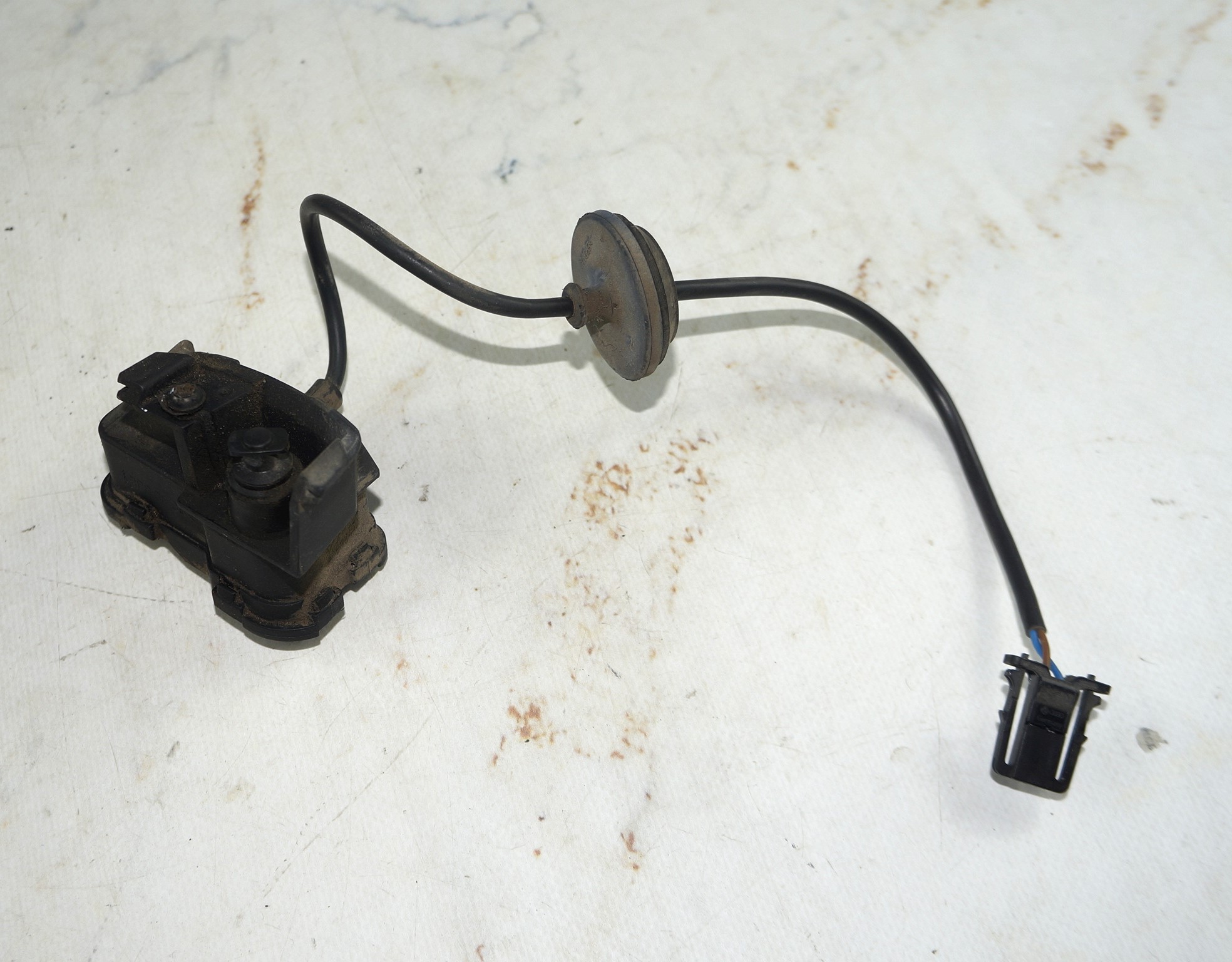 Активатор лючка бензобака vw jetta 6 17217008 (1)