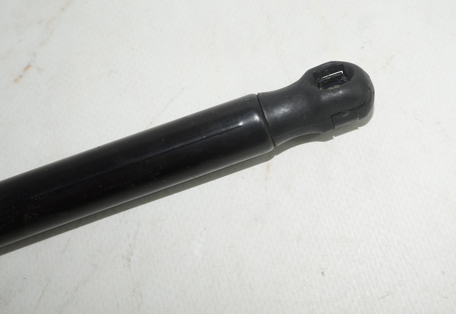 Амортизатор багажника vw jetta 6 17217009 (4)