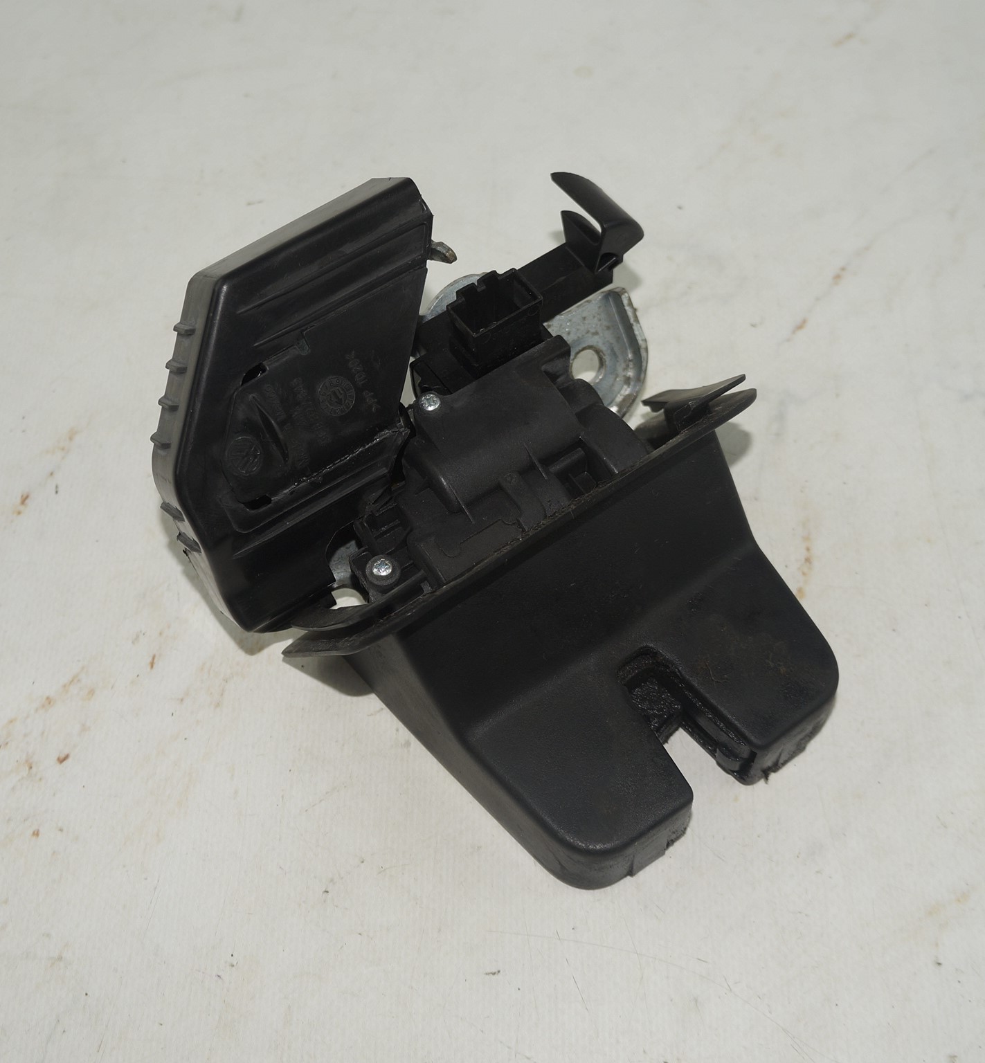 Замок багажника vw jetta 6 17217040 (1)