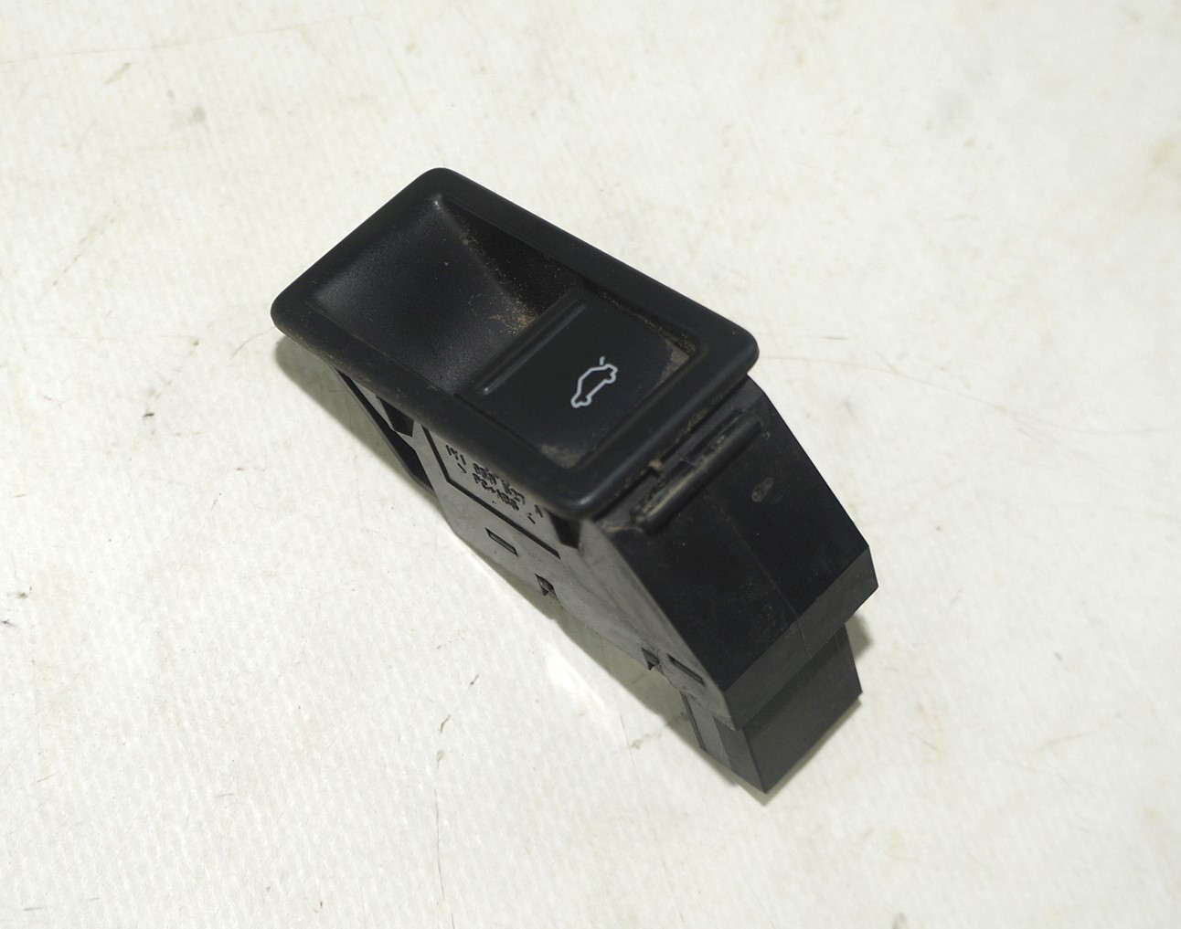 Кнопка открывания багажника vw jetta 6 17217053 (1)