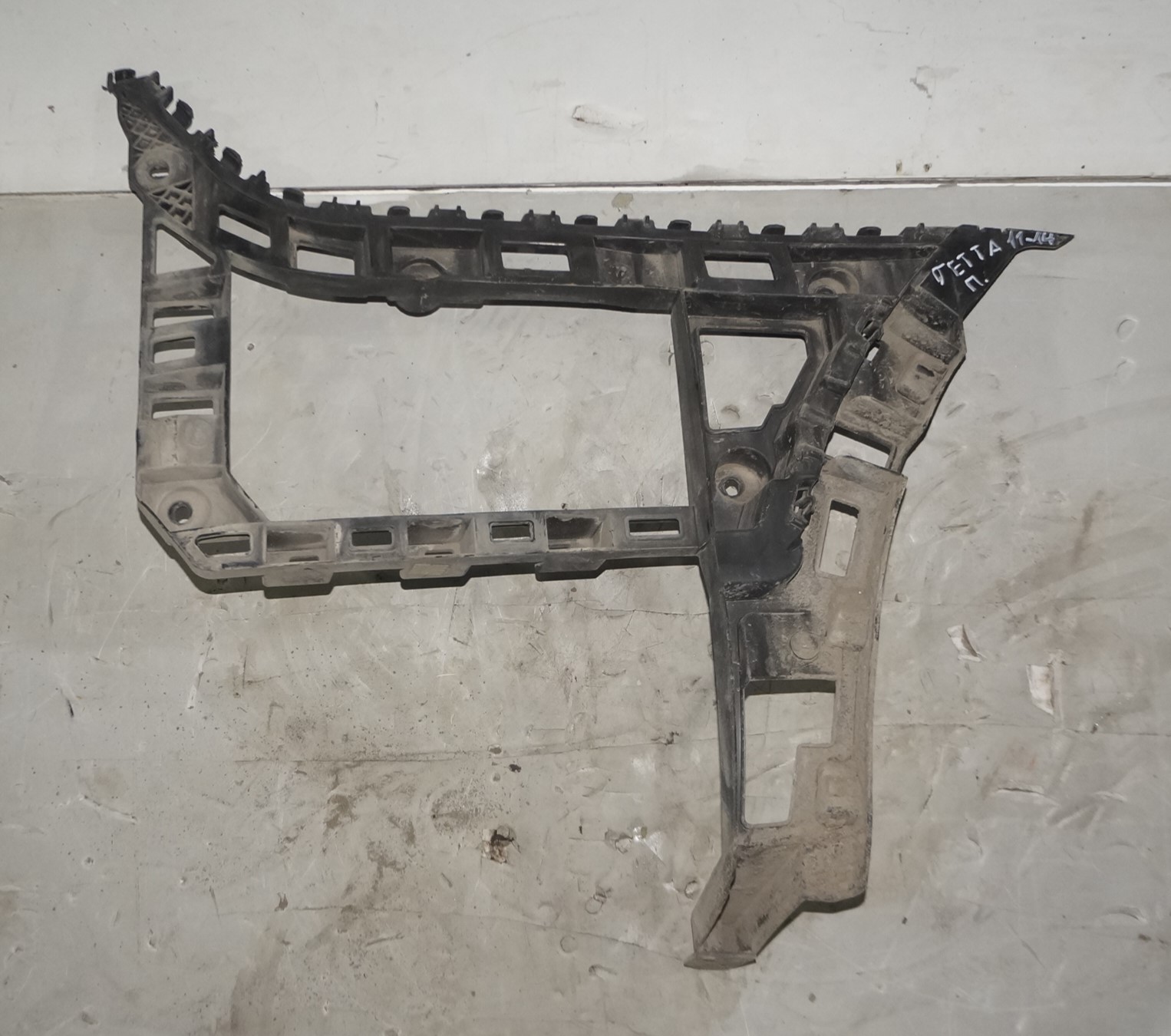 Крепление заднего бампера vw jetta 6 17217061 (1)