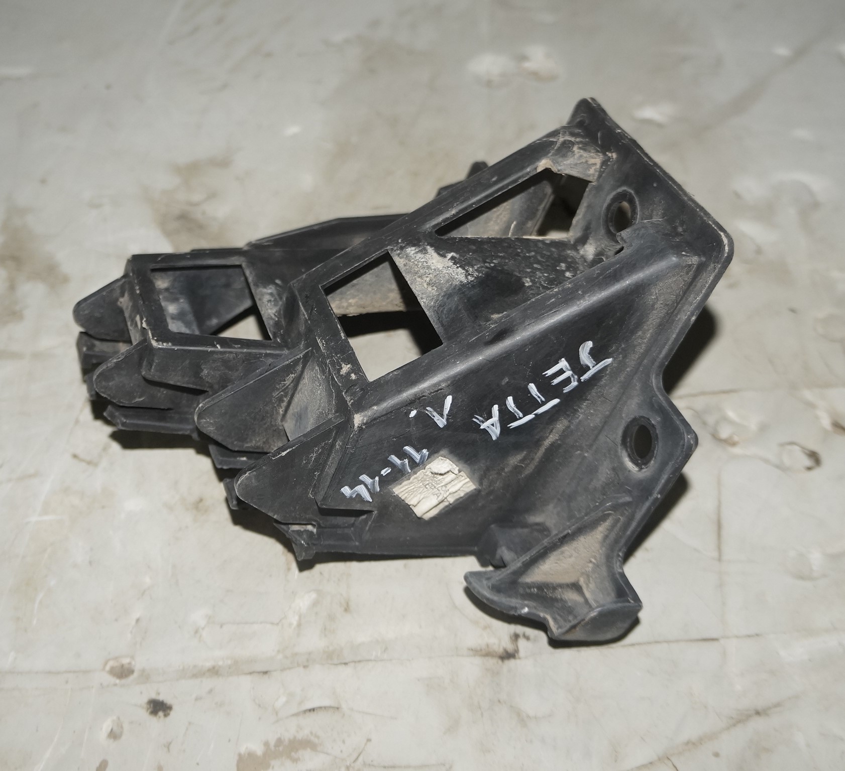 Крепление заднего фонаря vw jetta 6 17217063 (1)