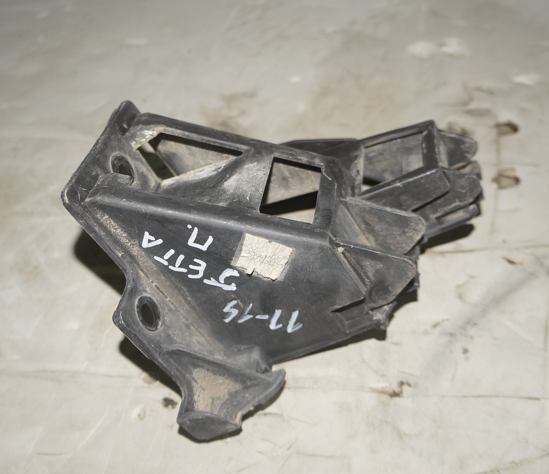 Крепление заднего фонаря vw jetta 6 17217064 (1)