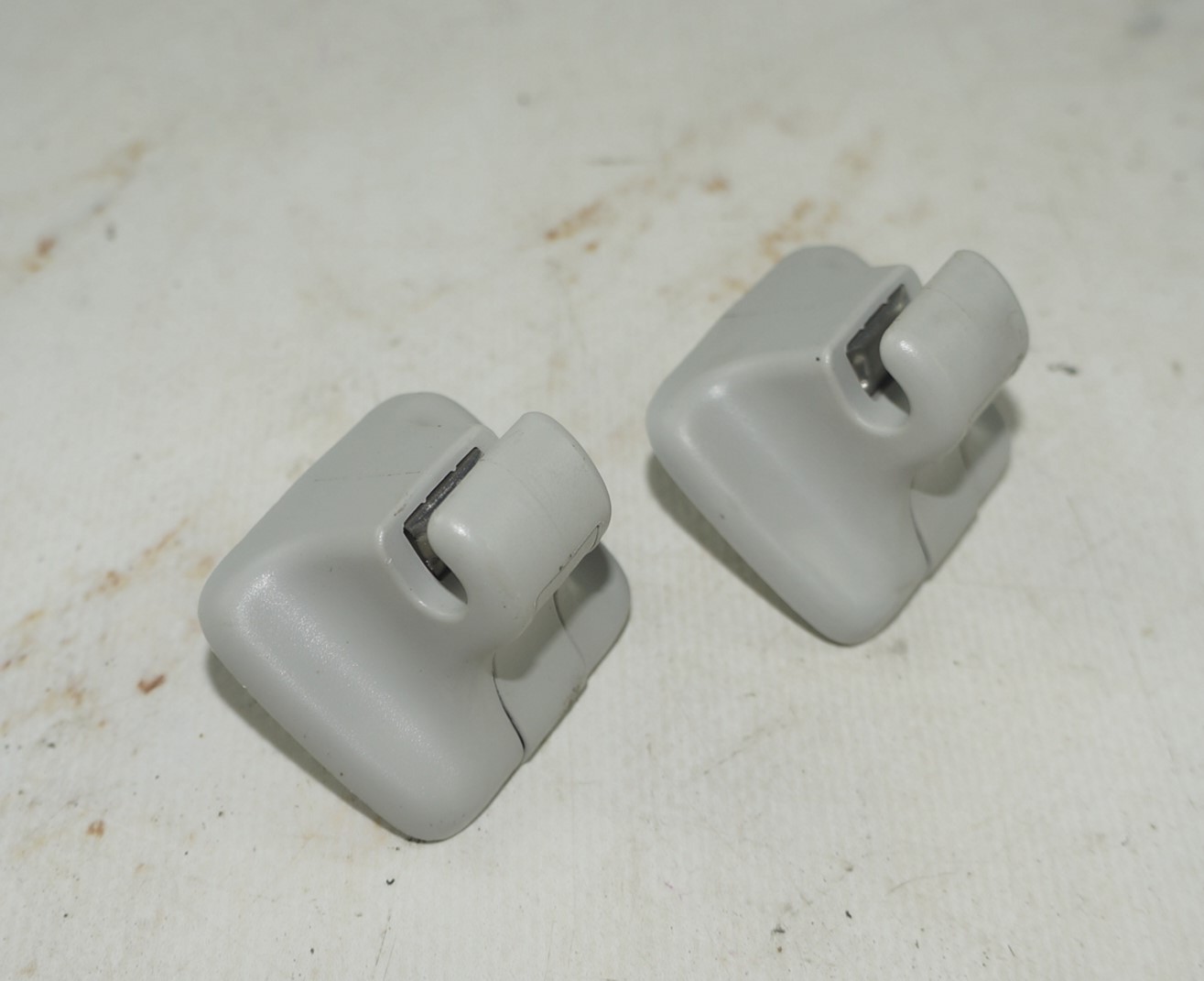 Крючок солнцезащитного козырька vw jetta 6 17217073 (1)
