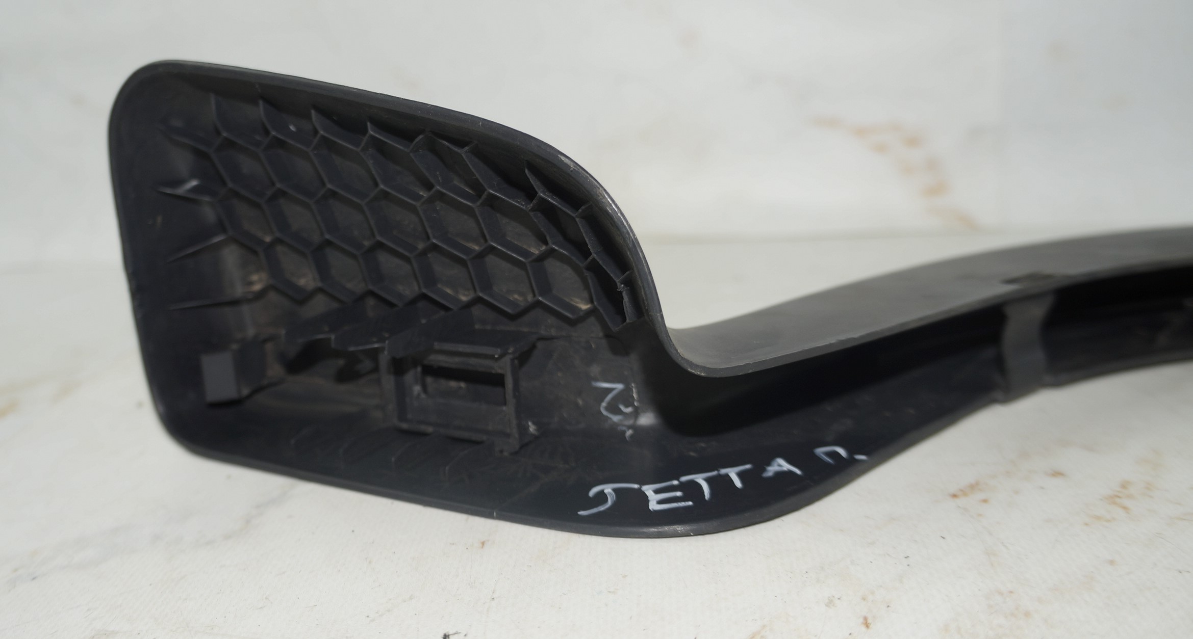Накладка петли багажника vw jetta 6 17217095 (3)