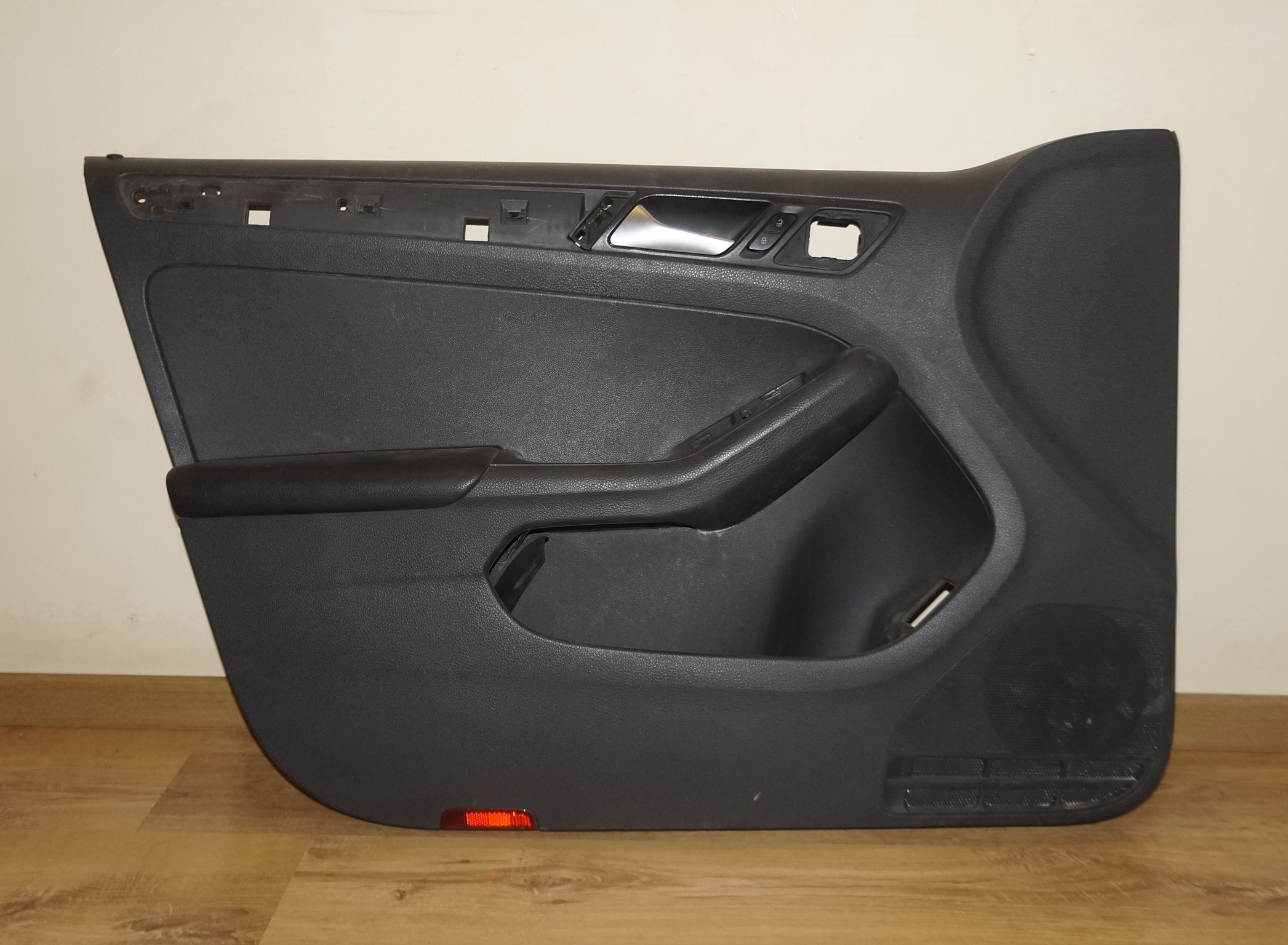 Обшивка двери передняя левая vw jetta 6 17217100 (1)