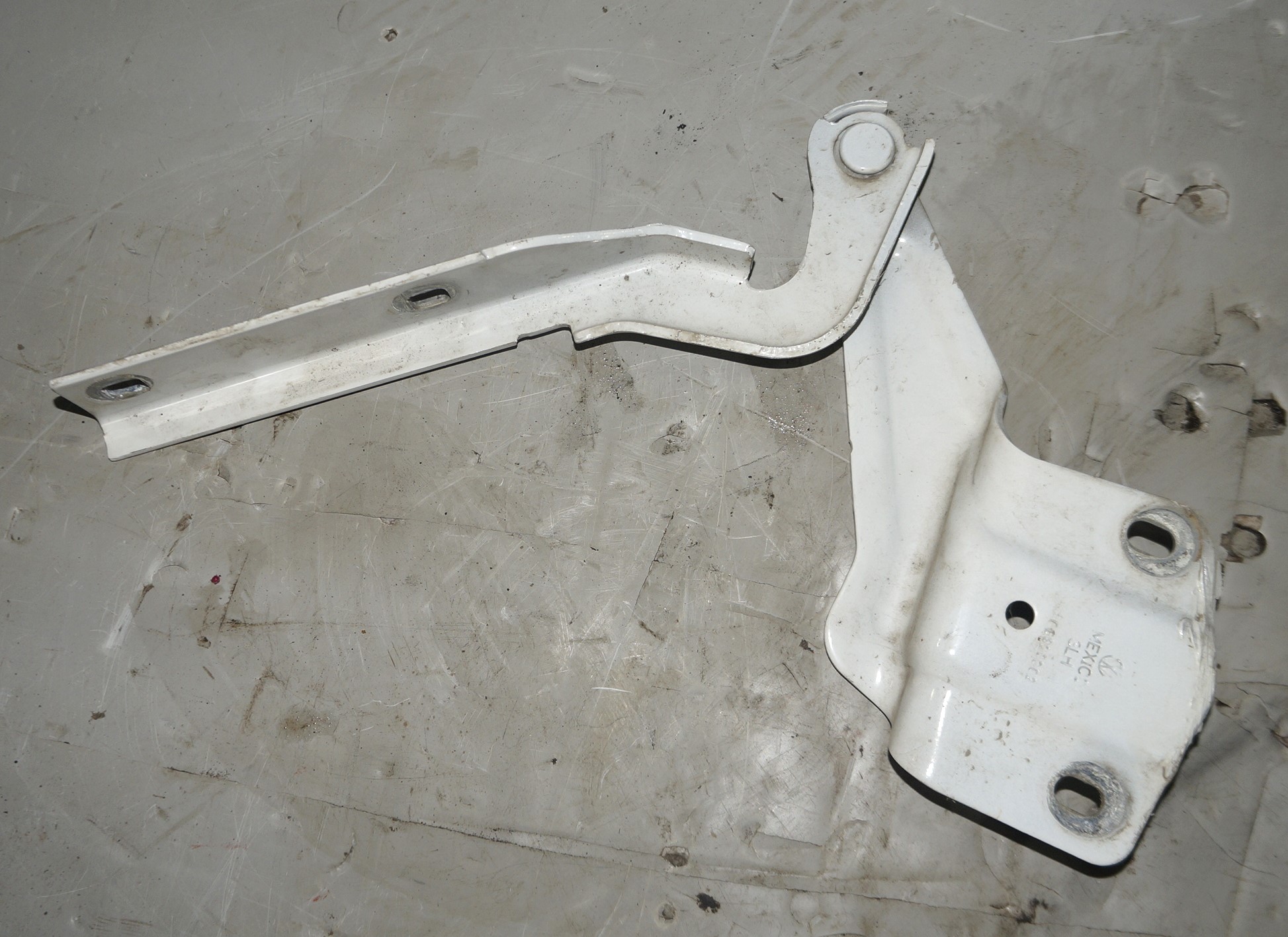 Петля капота vw jetta 6 17217111 (1)