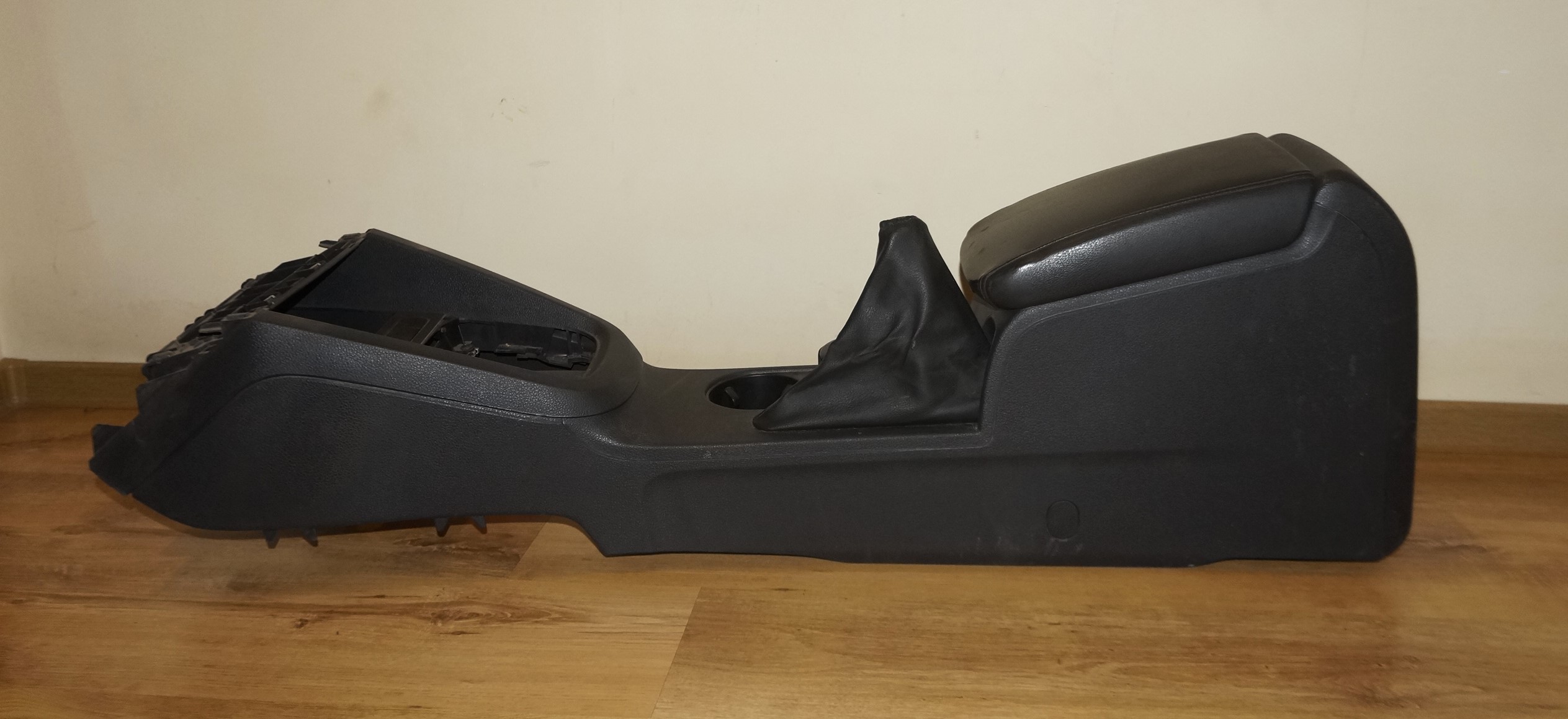 Подлокотник vw jetta 6 17217116 (1)