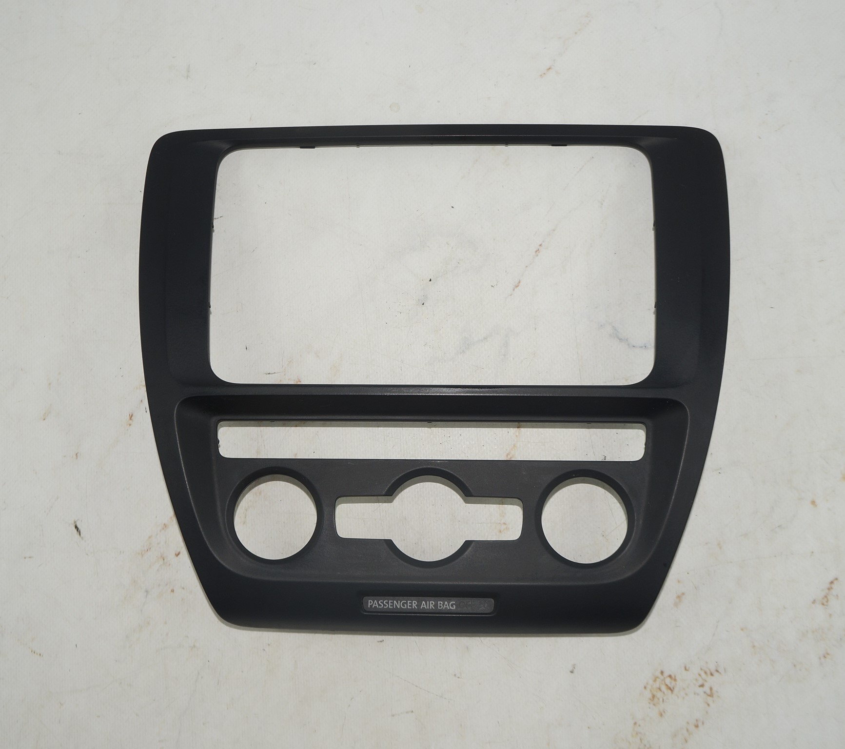 Рамка штатной магнитолы vw jetta 6 17217130 (1)