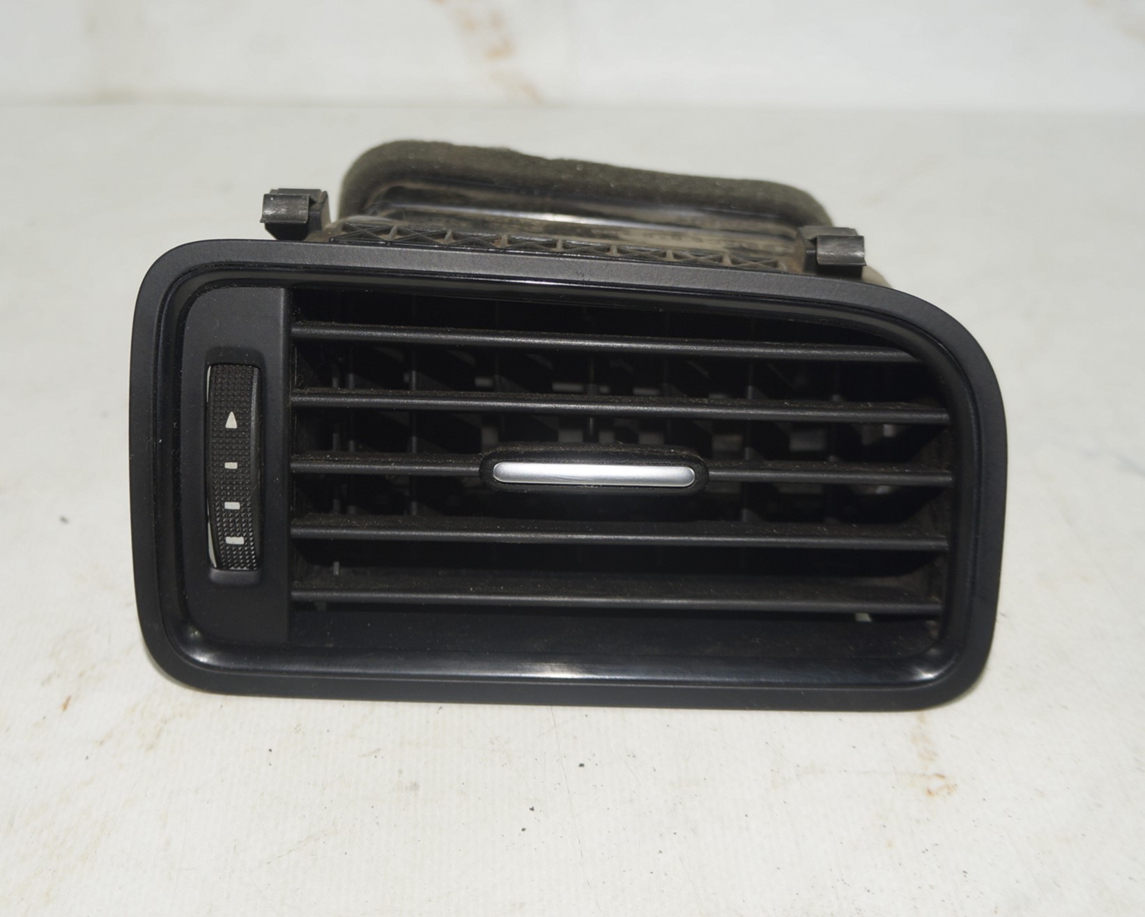 Сопло с торпедо (дефлектор) vw jetta 6 17217144 (1)