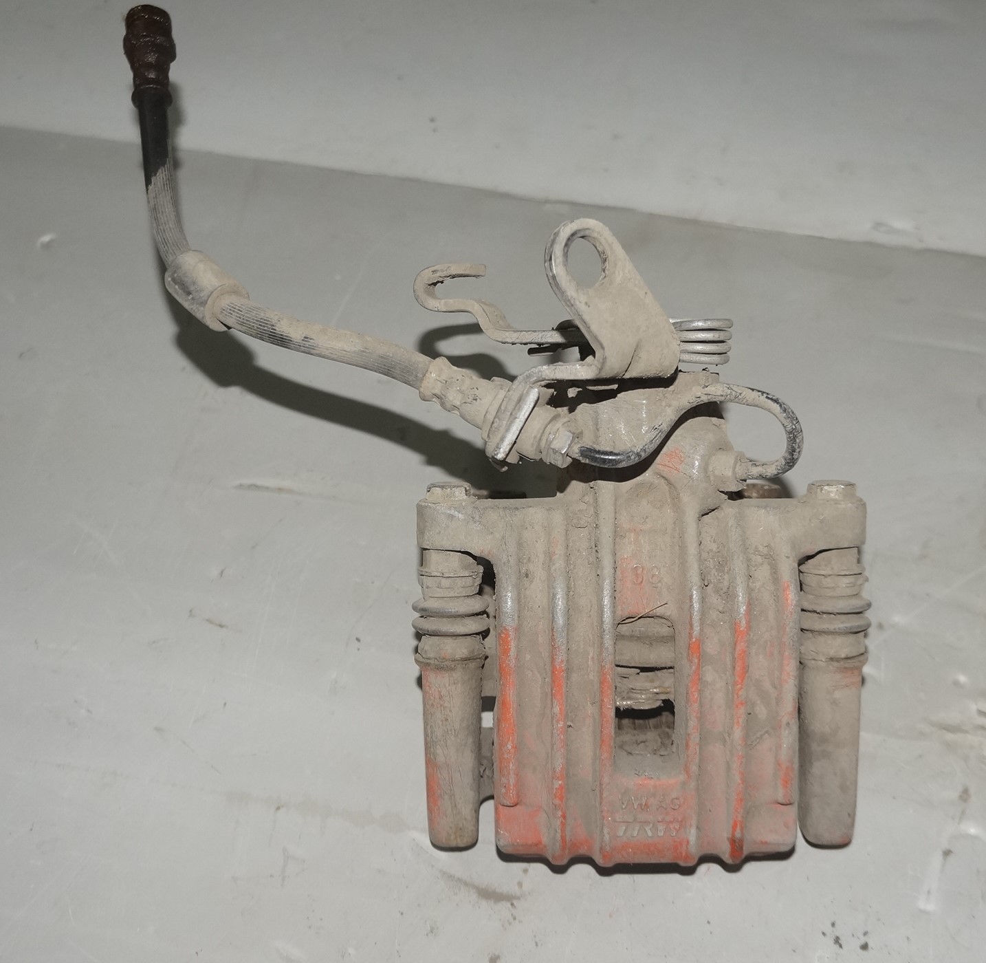 Суппорт задний правый vw jetta 6 17217151 (1)