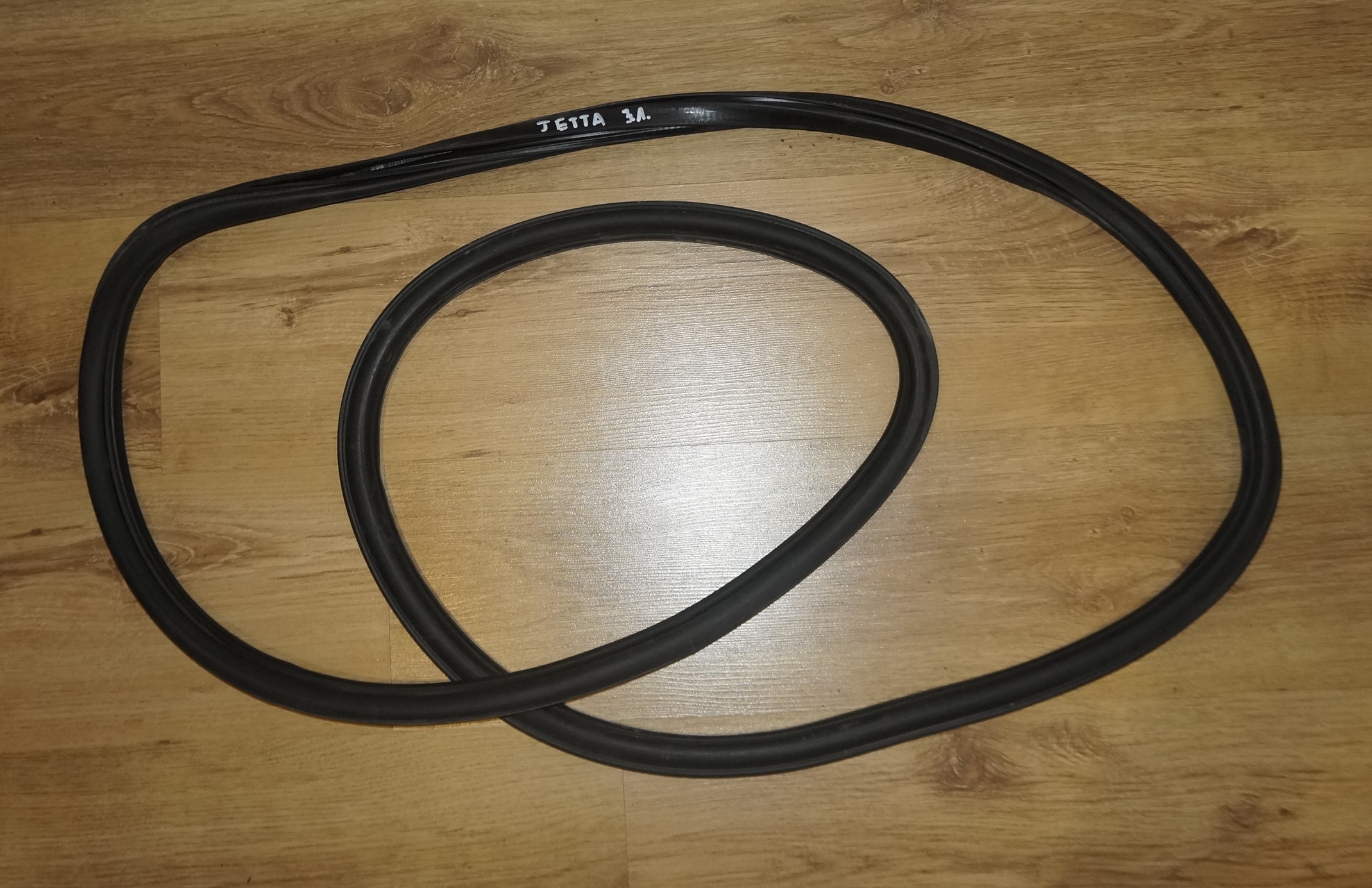 Уплотнитель резиновый кузовной проёма двери vw jetta 6 17217164 (1)