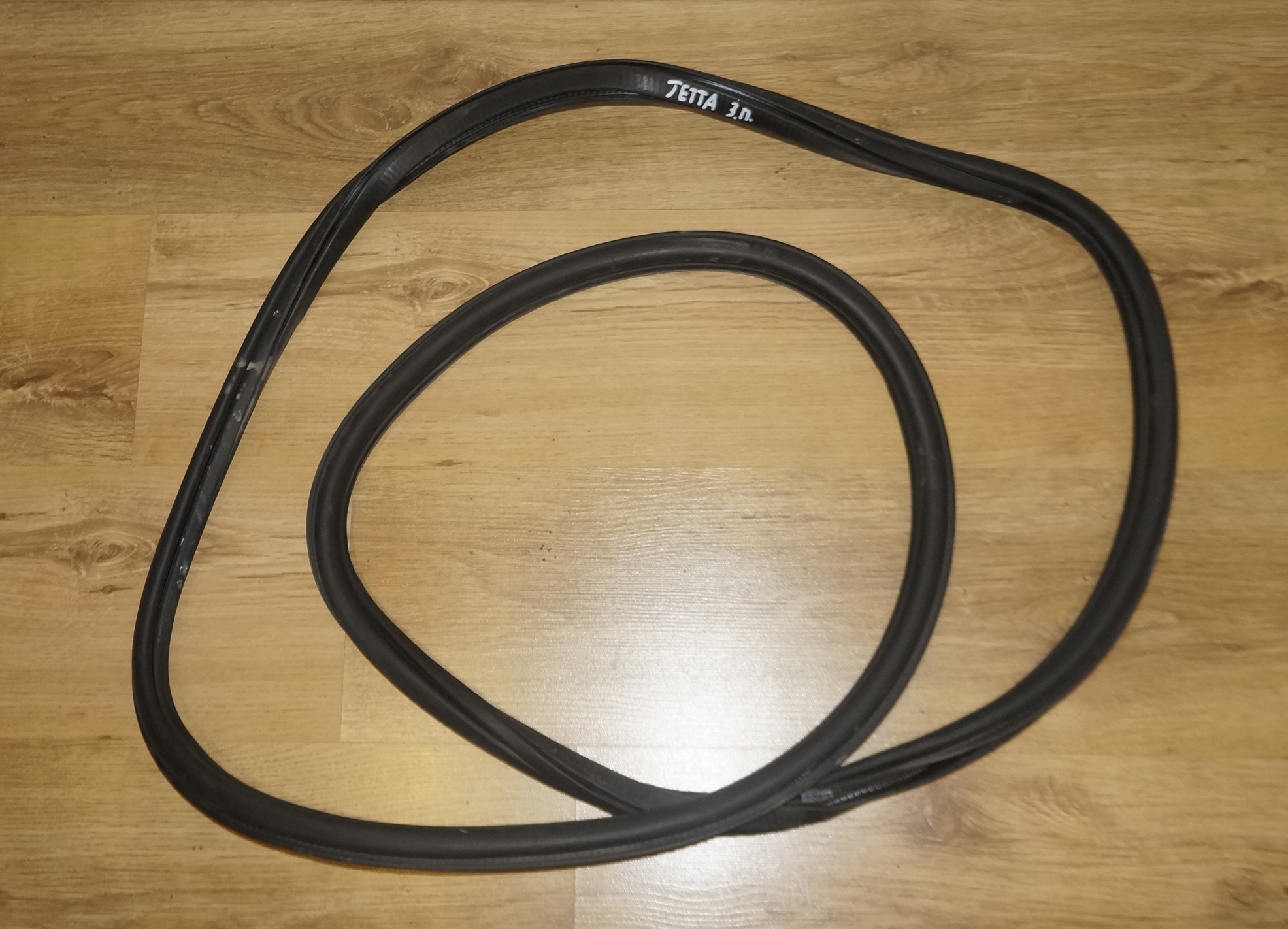 Уплотнитель резиновый кузовной проёма двери vw jetta 6 17217165 (1)