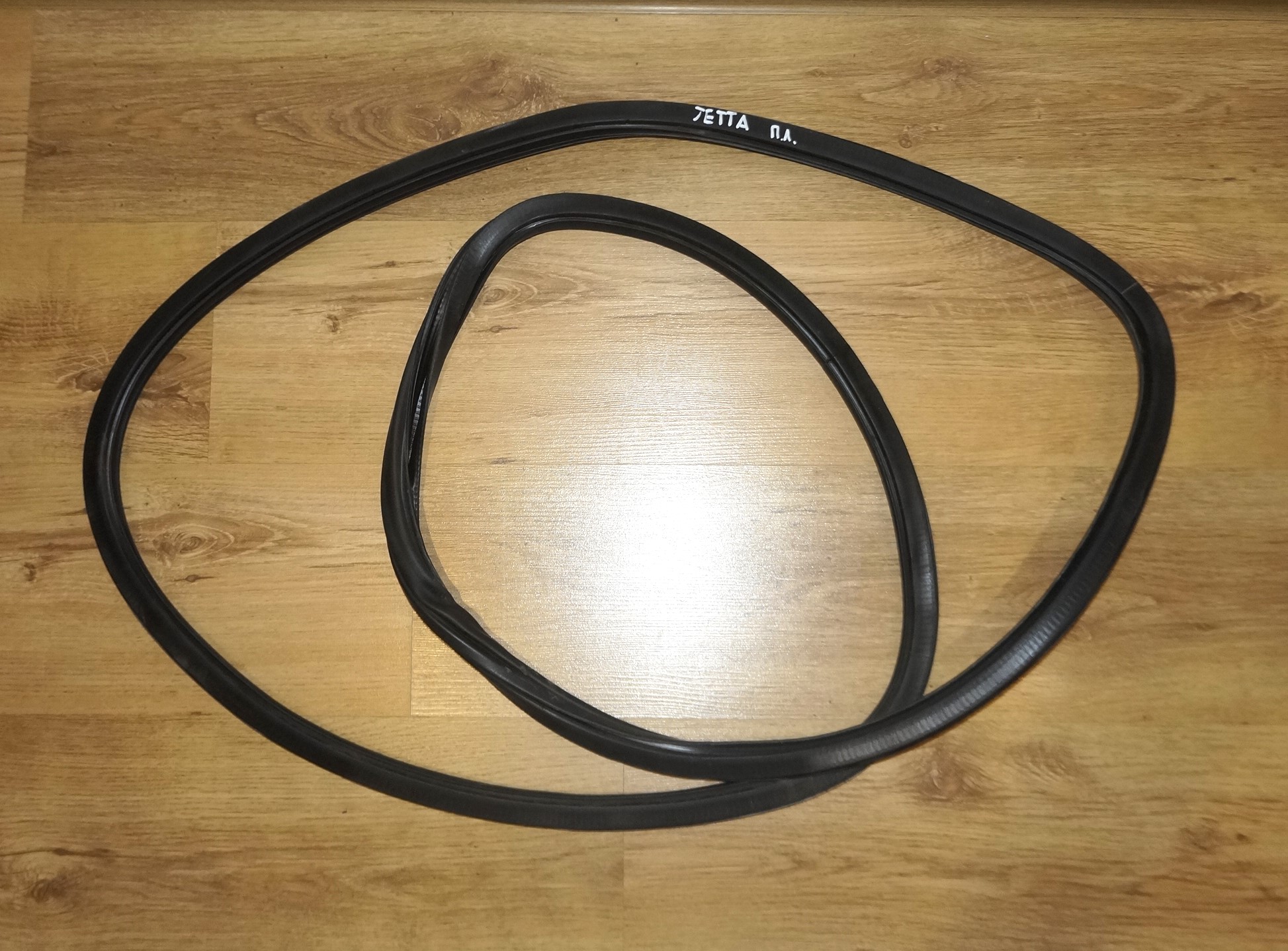 Уплотнитель резиновый кузовной проёма двери vw jetta 6 17217166 (1)