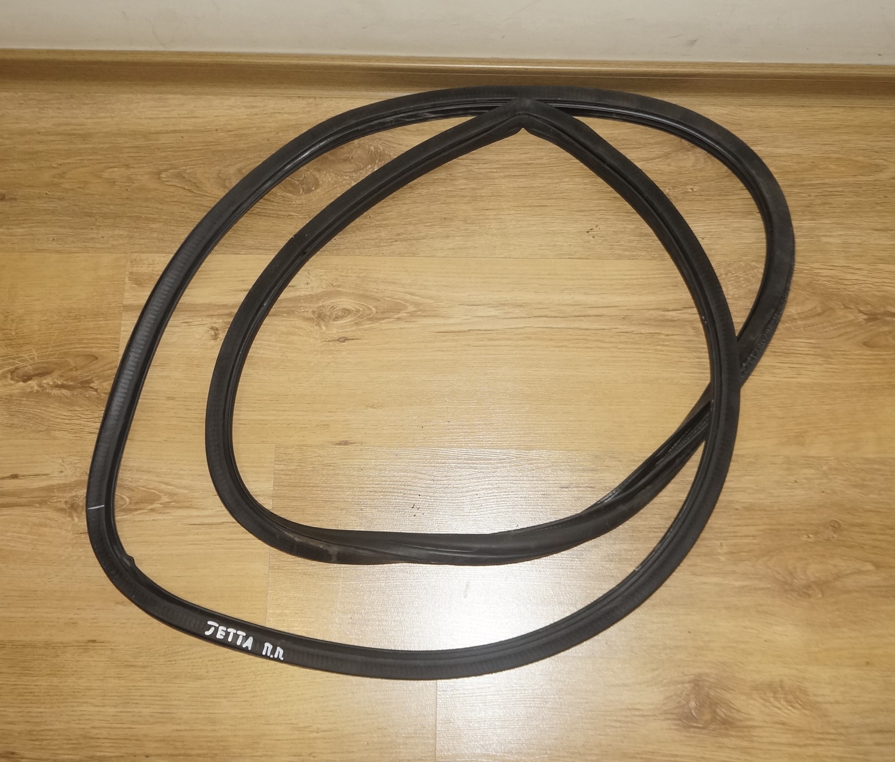 Уплотнитель резиновый кузовной проёма двери vw jetta 6 17217167 (1)