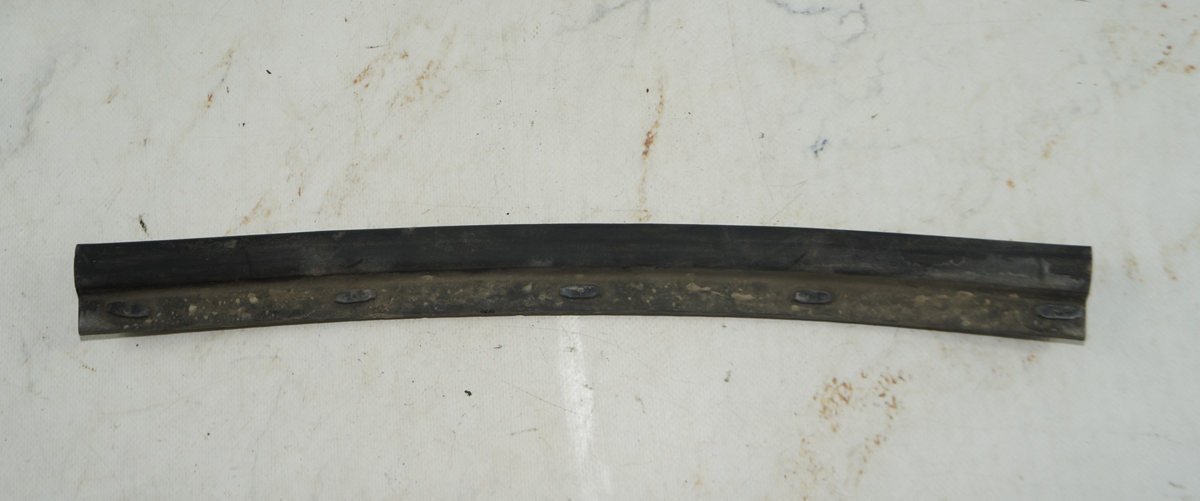 Уплотнитель с капота резиновый vw jetta 6 17217168 (1)