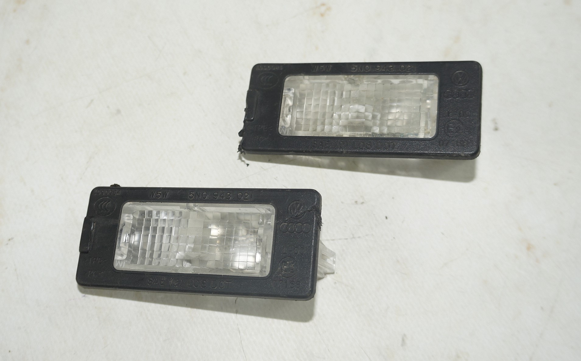Фонарь подсветки номера vw jetta 6 17217179 (1)