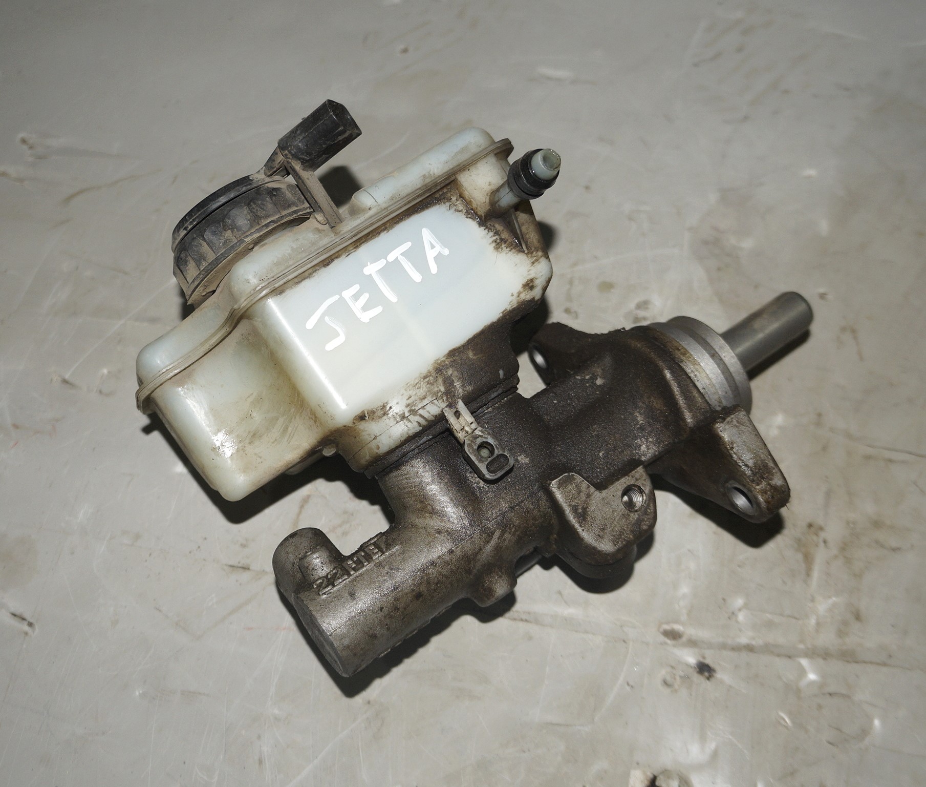 Цилиндр главный тормозной vw jetta 6 17217184 (1)