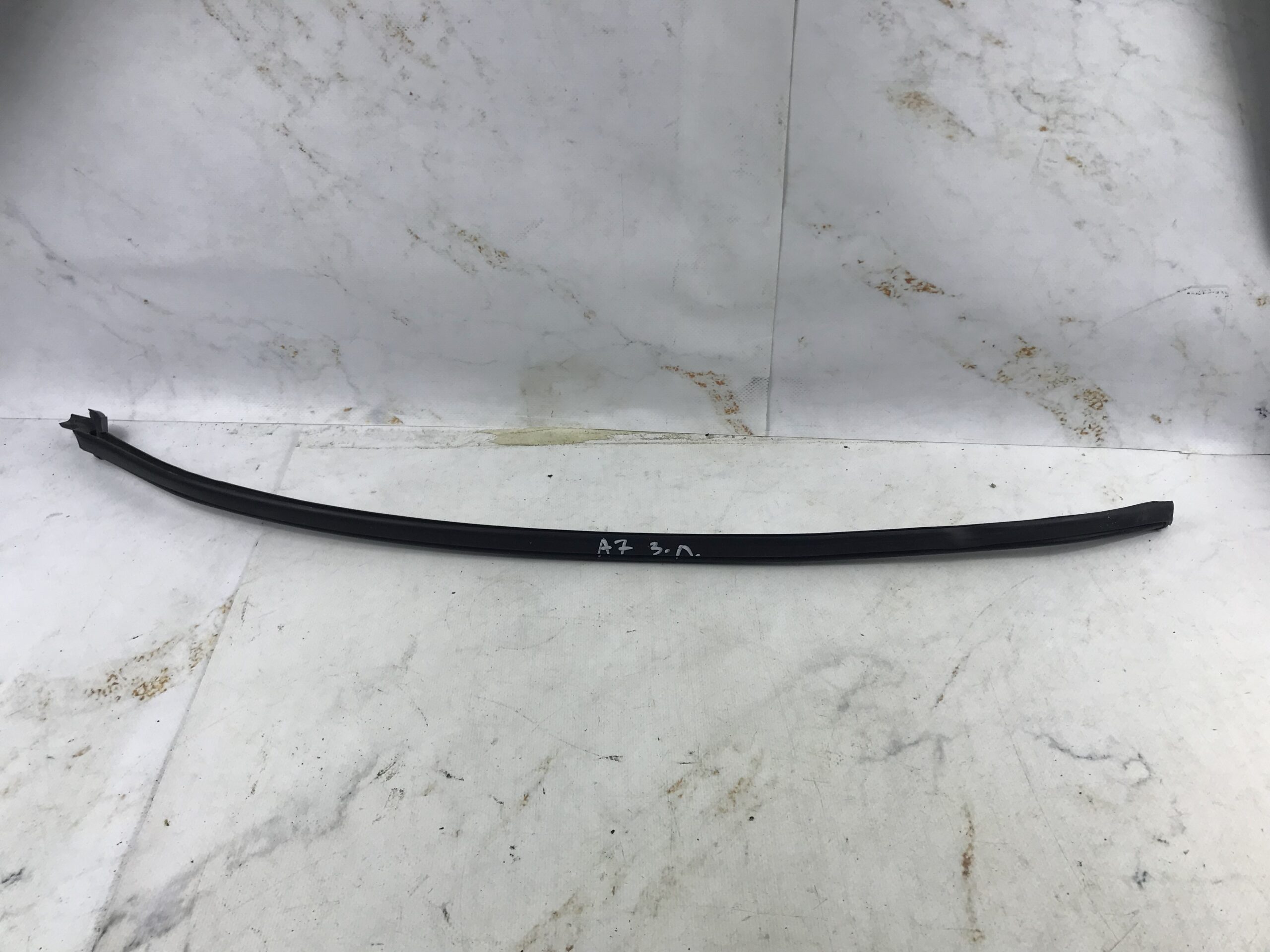 Уплотнитель ниж с двери зад лев а7 142 (1)