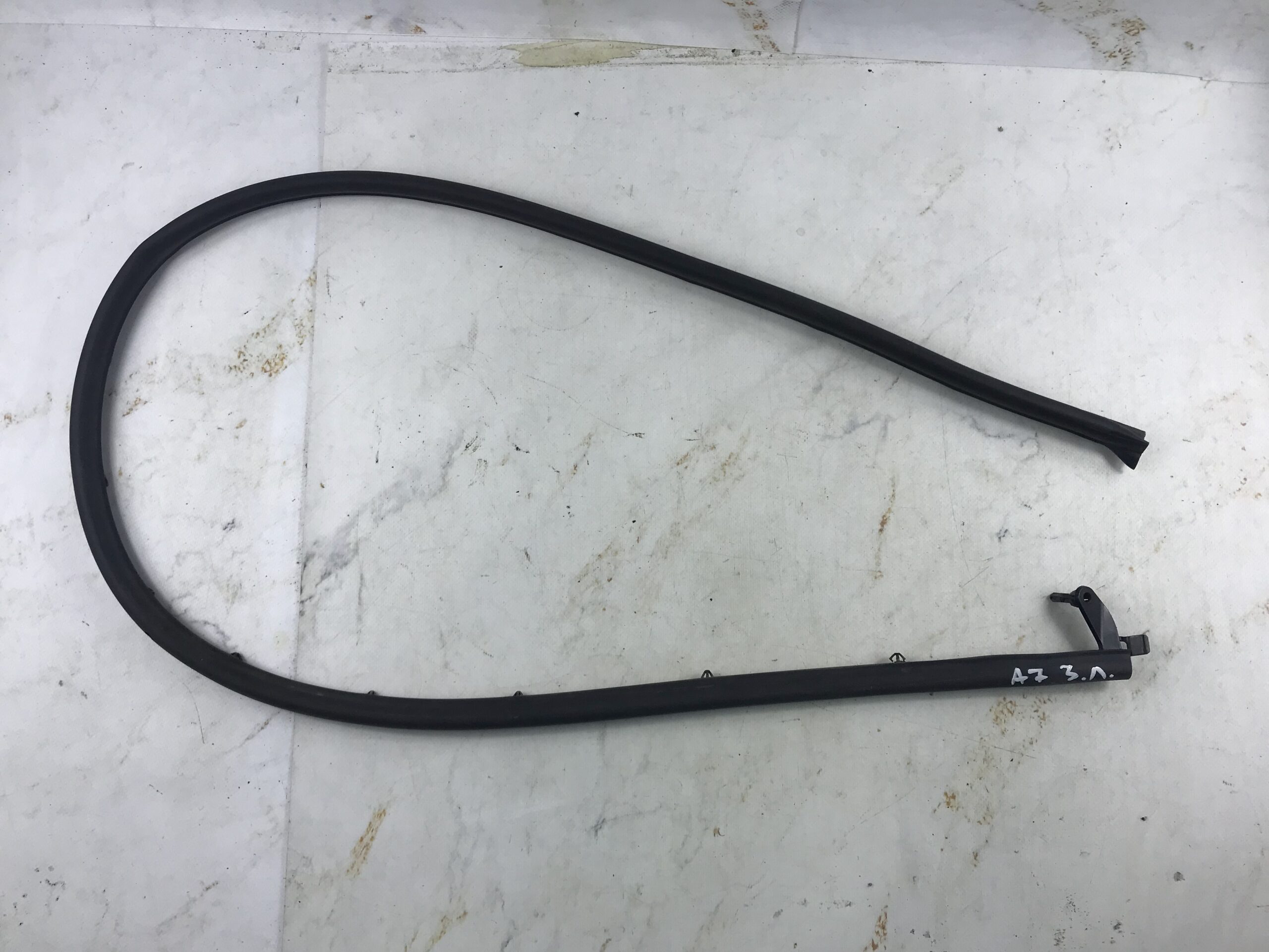 Уплотнитель перед с двери зад лев а7 142 (1)