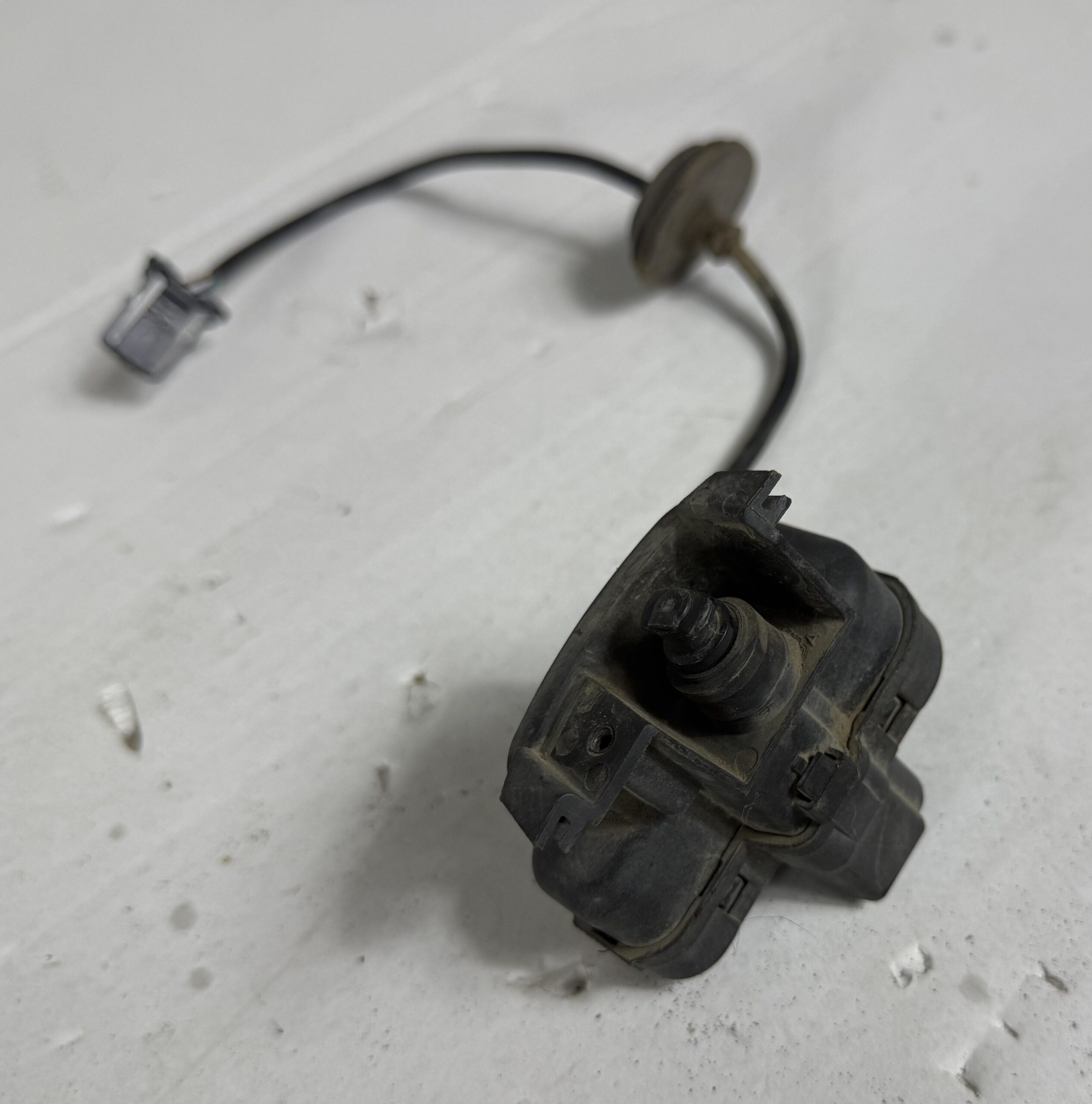 Активатор лючка бензобака vw tiguan i 2007 2011 17102003 (2)