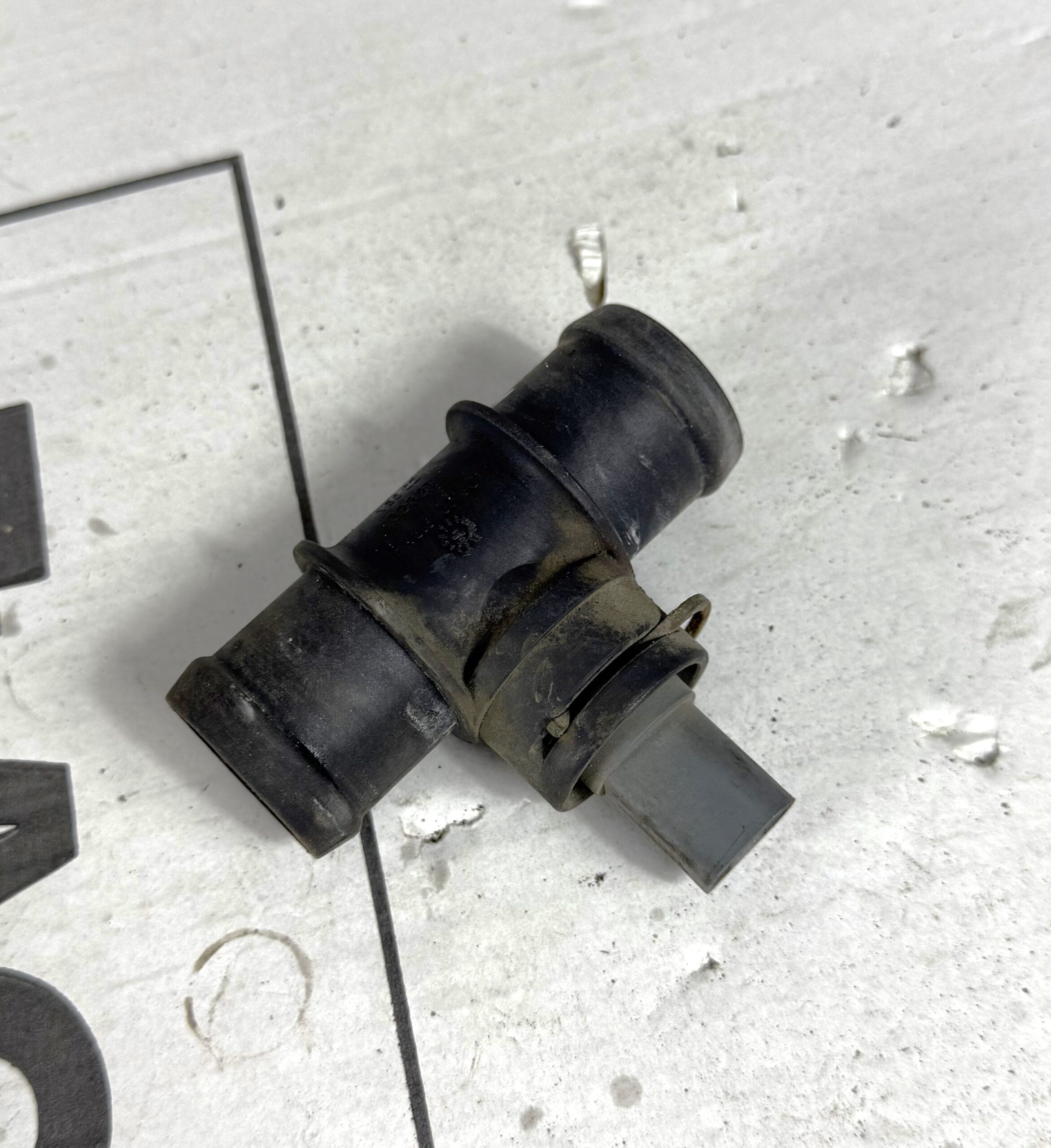 Датчик температуры с нижнего патрубка vw tiguan i 2007 2011 17102052 (2)