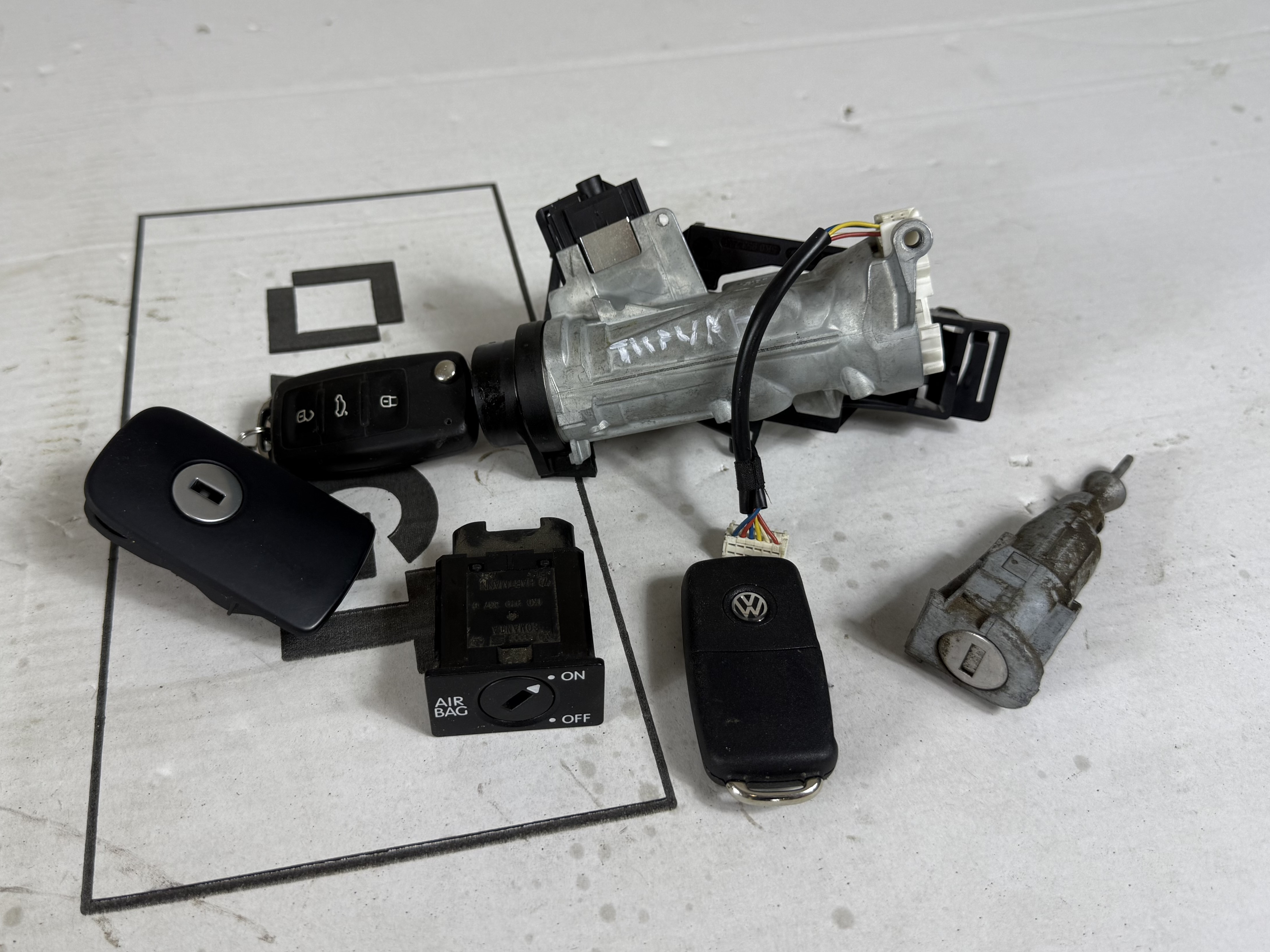 Замок зажигания с 2 ключами vw tiguan i 2007 2011 17102066 (1)