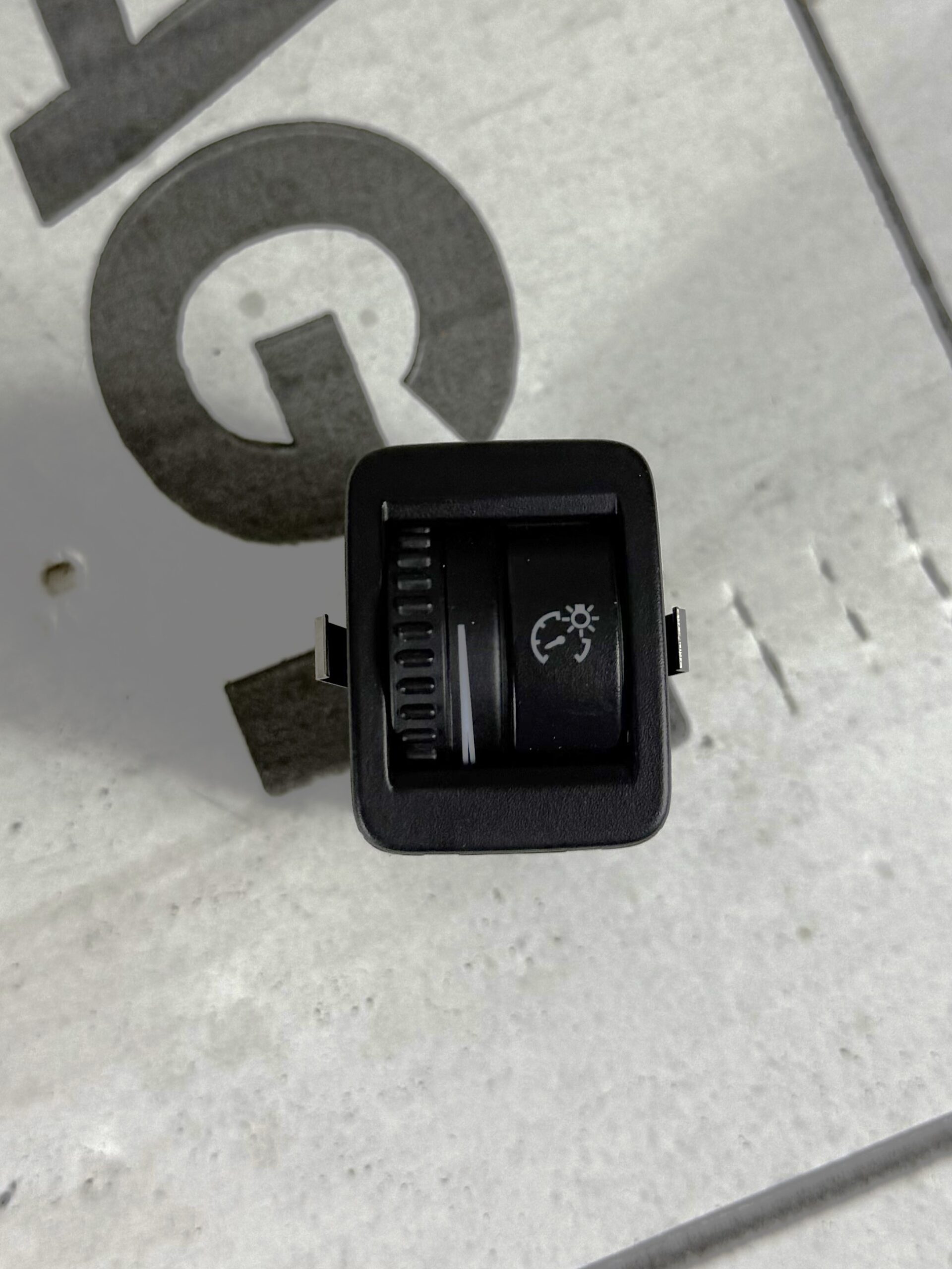 Кнопка регулировки подсветки панели приборов vw tiguan i 2007 2011 17102092 (1)