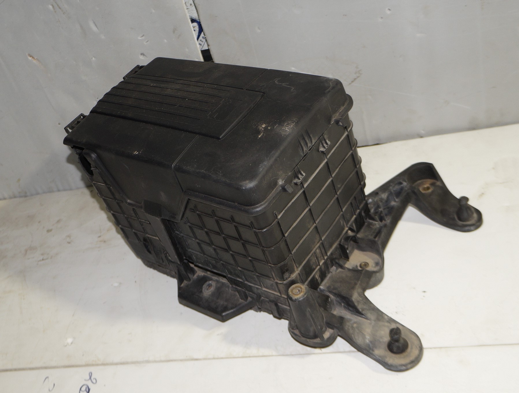 Корпус аккумулятора vw tiguan i 2007 2011 17102104 (1)