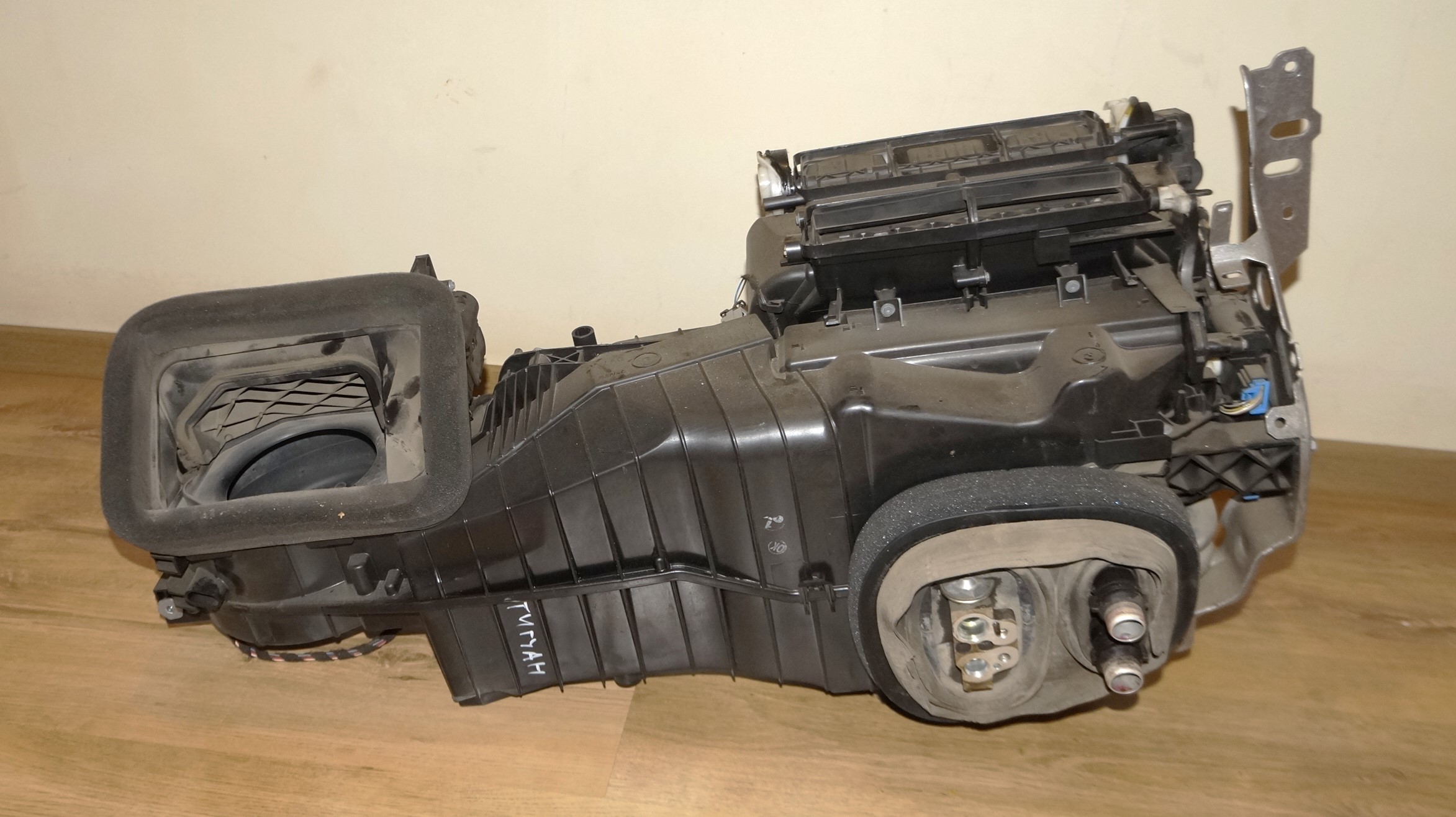 Корпус печки как на фото (с климатом) vw tiguan i 2007 2011 17102106 (1)