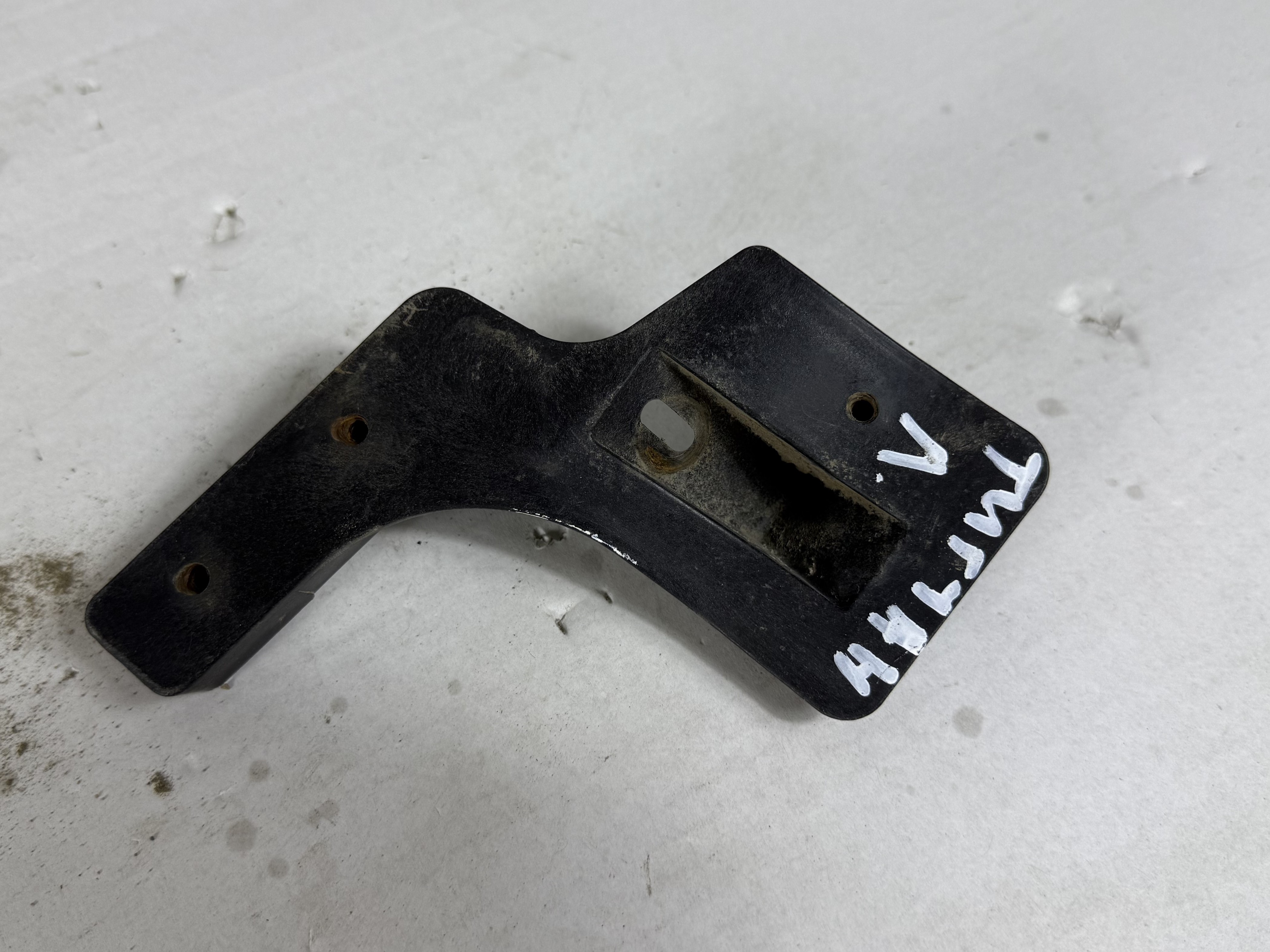 Крепление брызговика переднего левого vw tiguan i 2007 2011 17102107 (1)