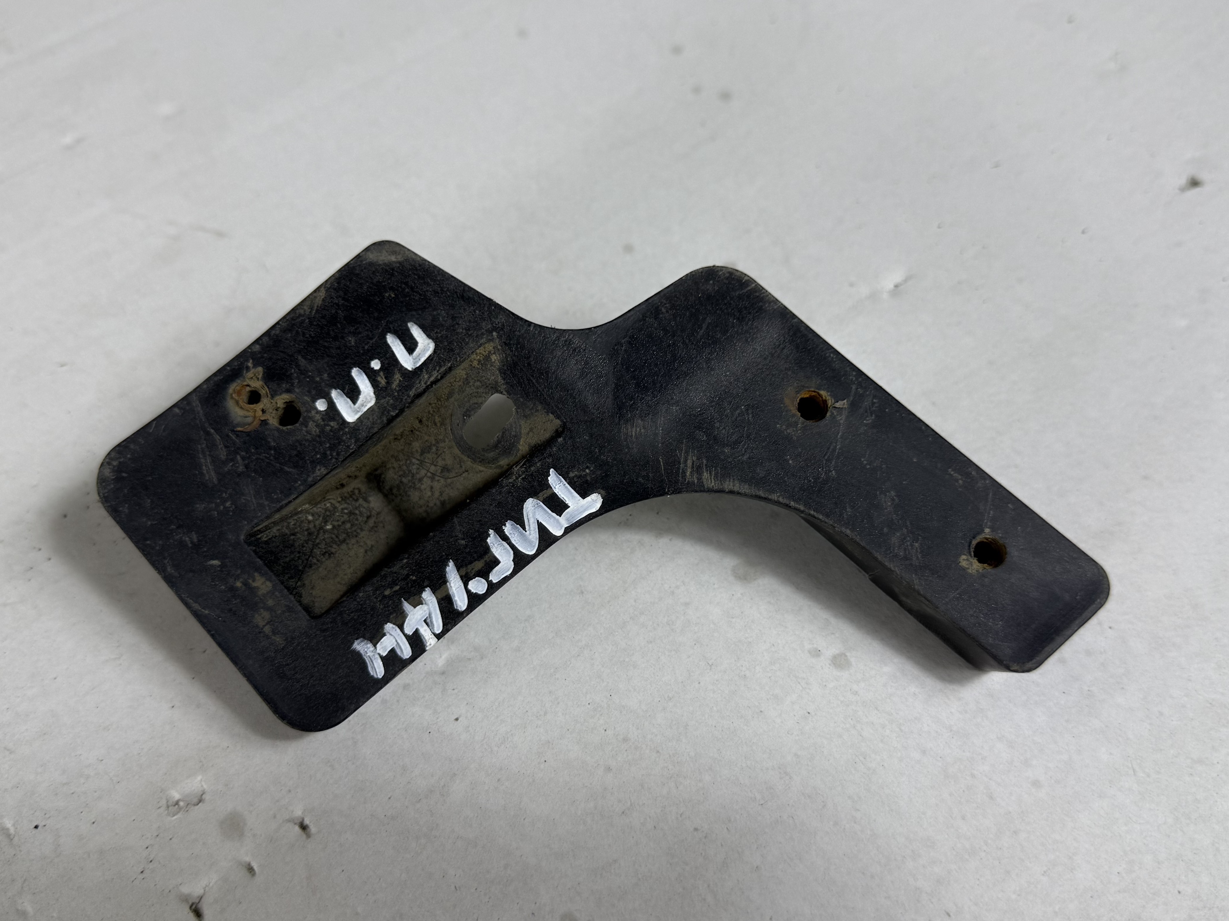 Крепление брызговика переднего правого vw tiguan i 2007 2011 17102108 (1)