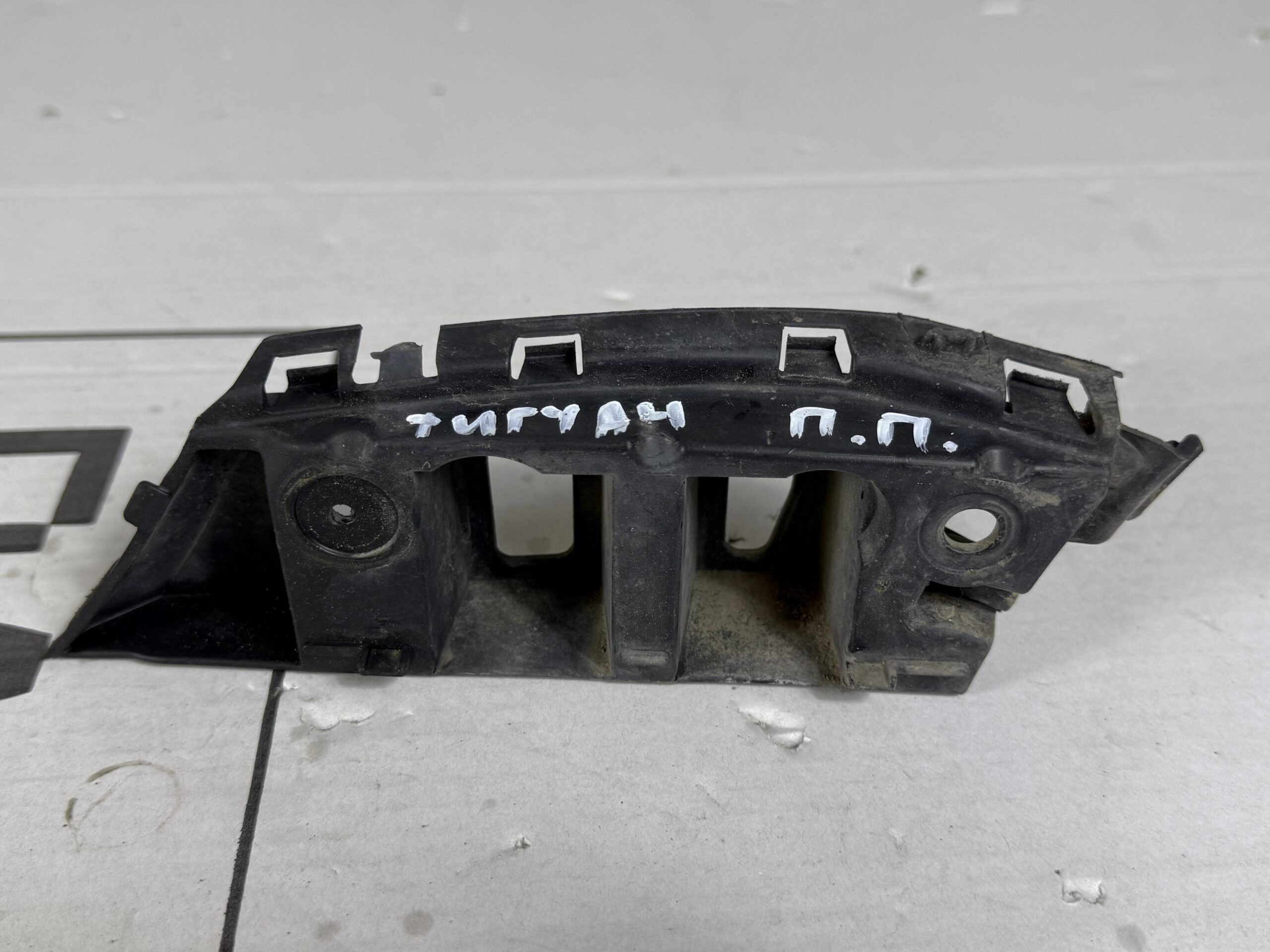Крепление переднего бампера правое vw tiguan i 2007 2011 17102113 (1)
