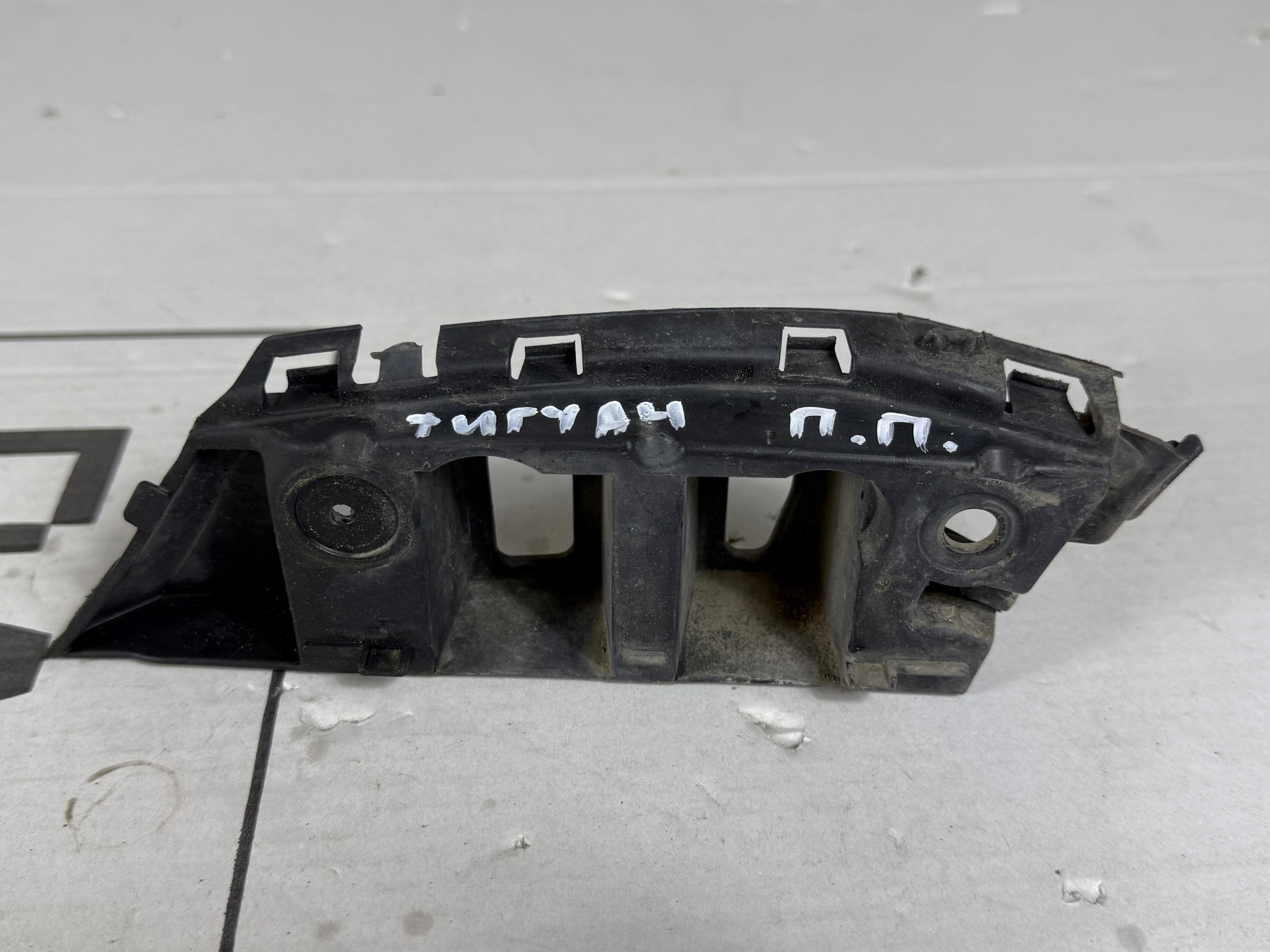 Крепление переднего бампера правое vw tiguan i 2007 2011 17102113 (1)