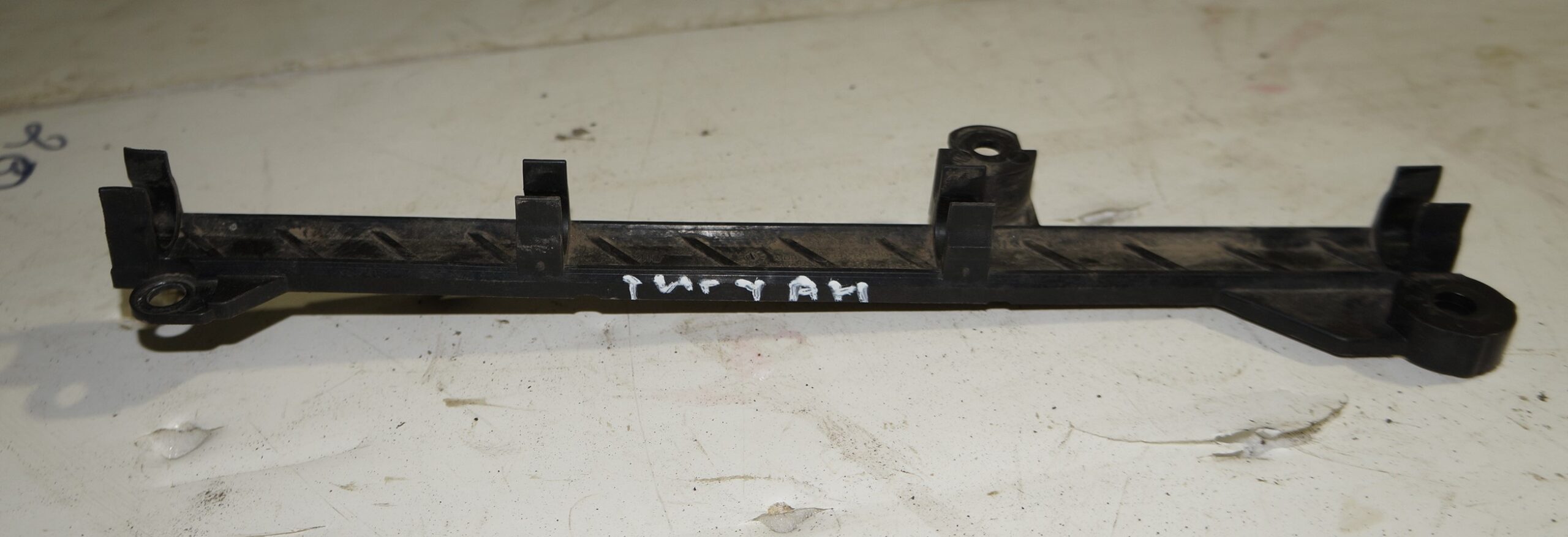 Крепление топливного шланга vw tiguan i 2007 2011 17102114 (1)