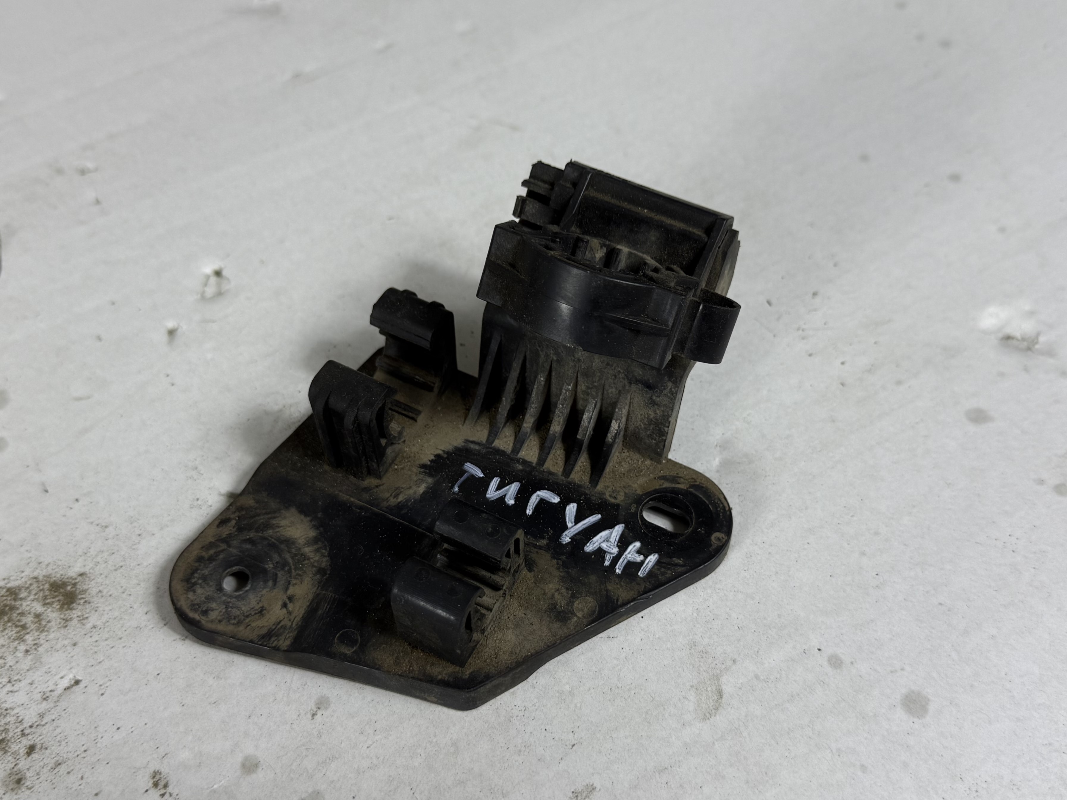 Крепление трубок кондиционера vw tiguan i 2007 2011 17102116 (1)