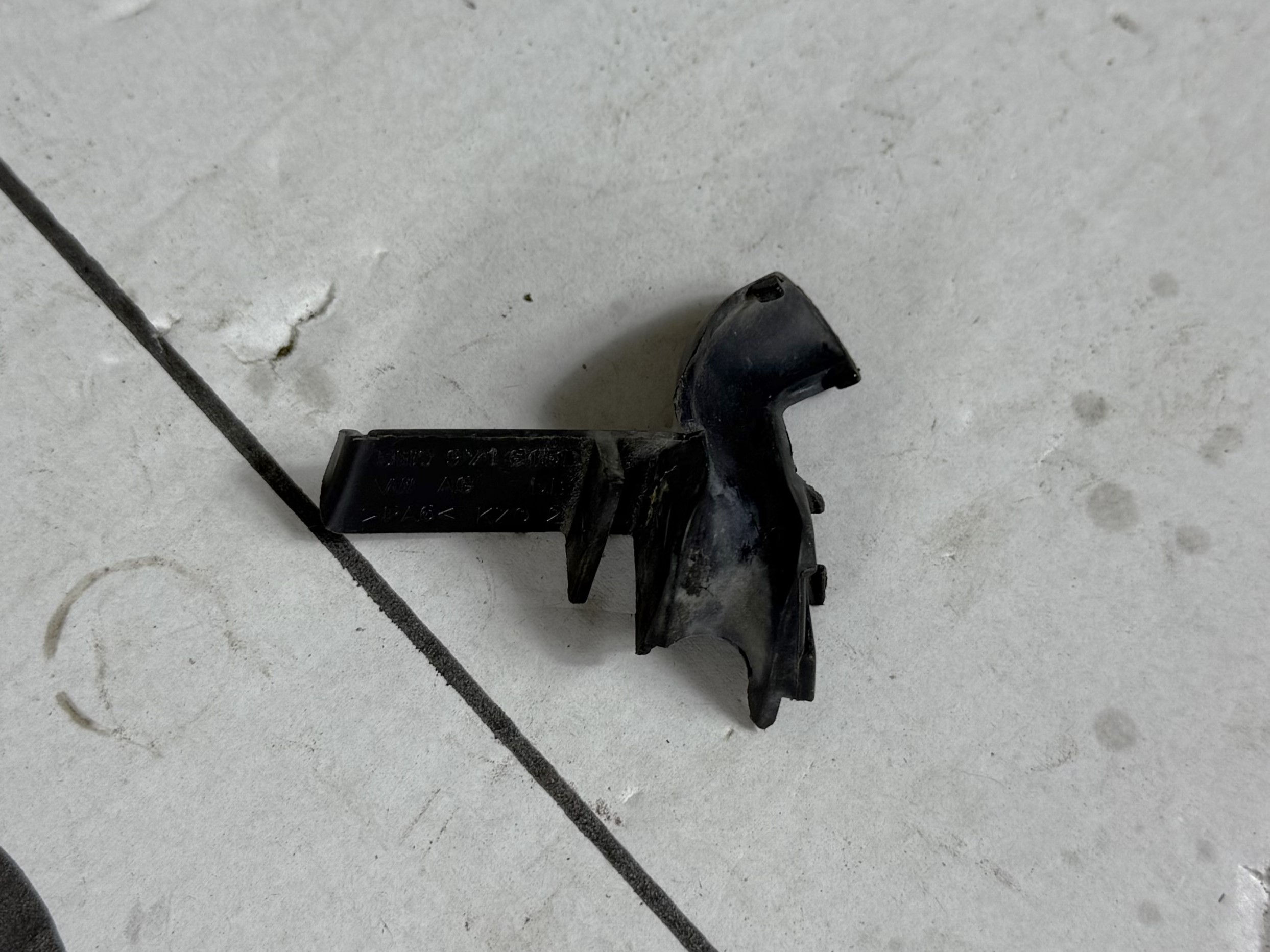 Кронштейн кабель канала vw tiguan i 2007 2011 17102117 (1)